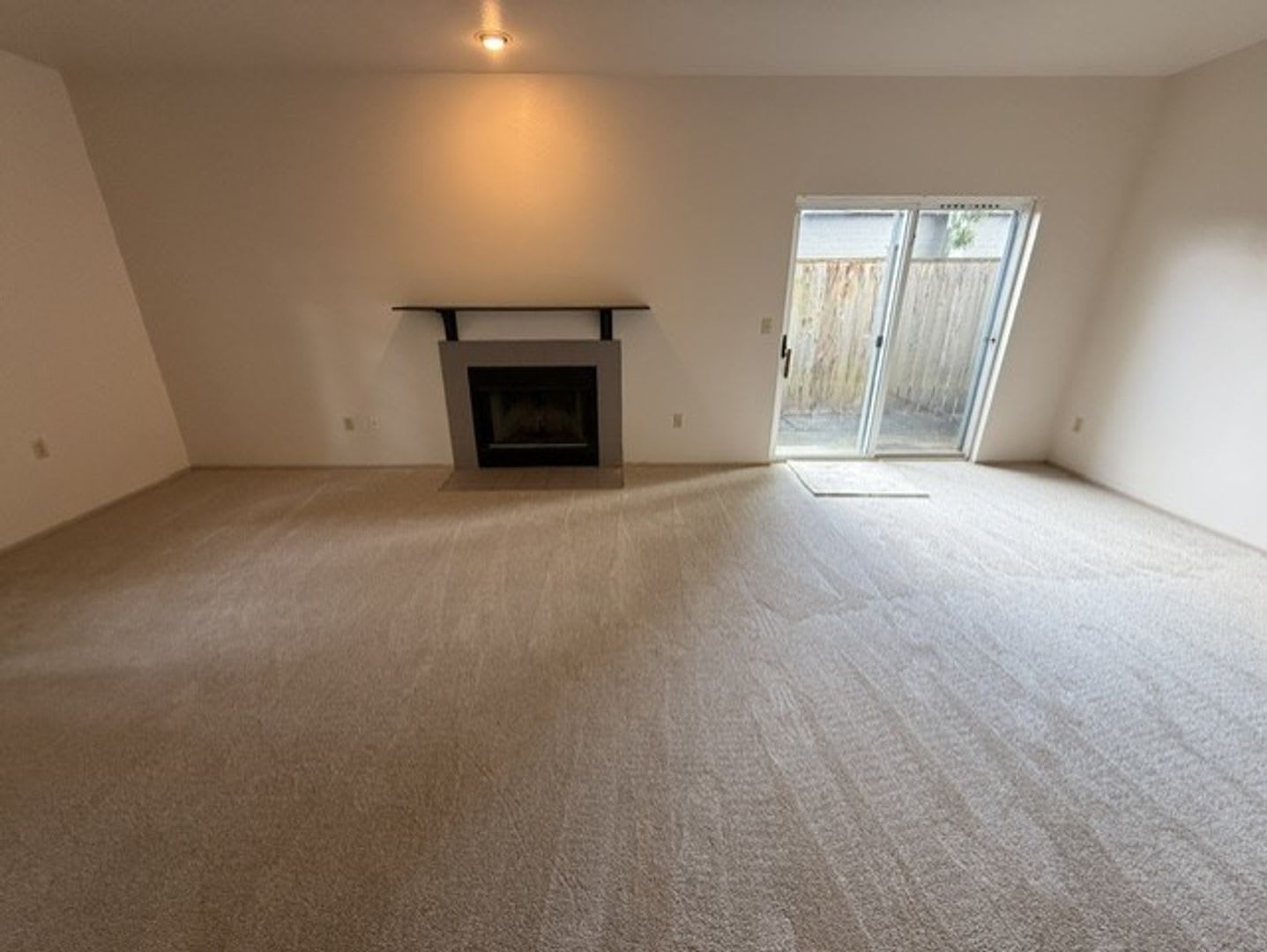 SPACIOUS KIRKLAND 2 BED / 2.5 BATH TOWNHOME – GARAGE, PRIVATE YARD & NEW CARPET! – photo 3