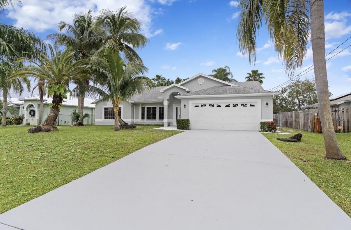 272 SW Carter Avenue – photo 1