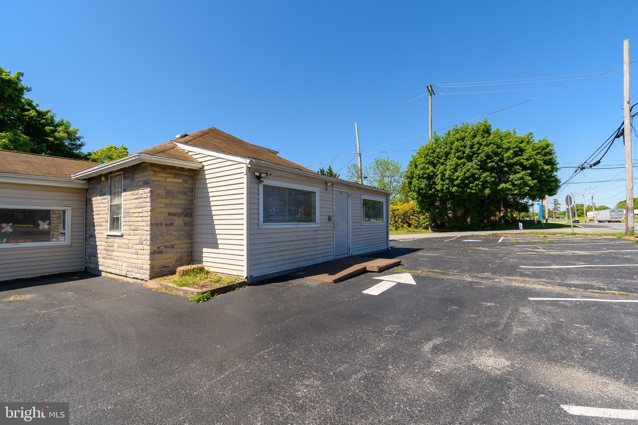1092 W Lincoln Highway – photo 2