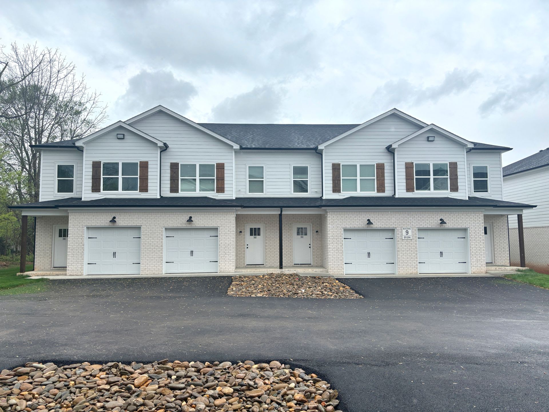 2 Bed/2.5 Bath Townhome with Garage (Trash Included) – photo 2