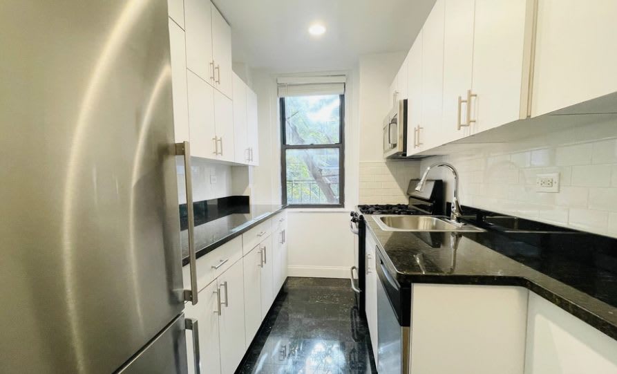 75 W 12th St – photo 1