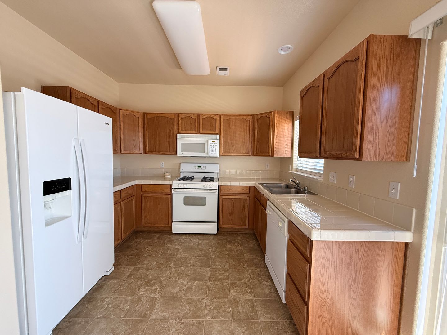 Great Townhome 2 bed 2 1/2 bath 2 car tandem garage. – photo 5