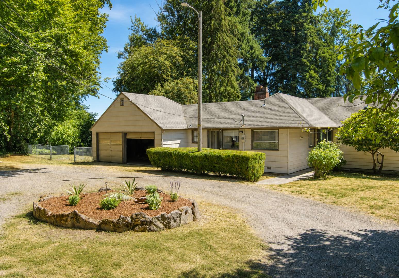 COLUMBIA RIVER Waterfront Home with Access on 1.5 Acres – photo 2