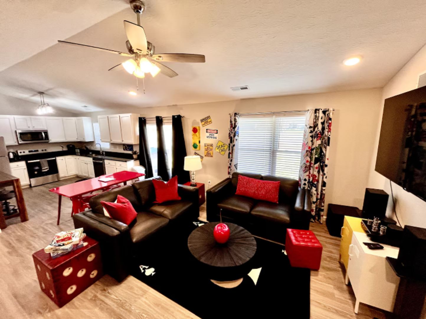 Vibrant 4 Bedroom Getaway With Hot Tub – photo 4