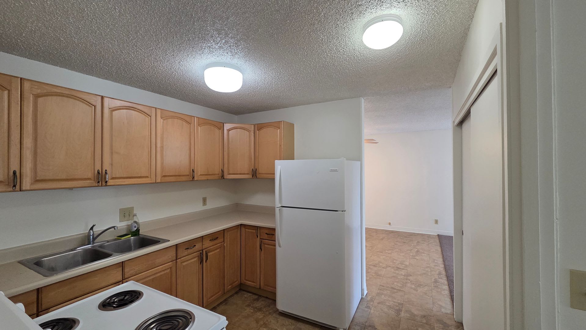 Recently Remolded Woodwinds 2 Bedroom Condo with 1 parking stall – photo 2