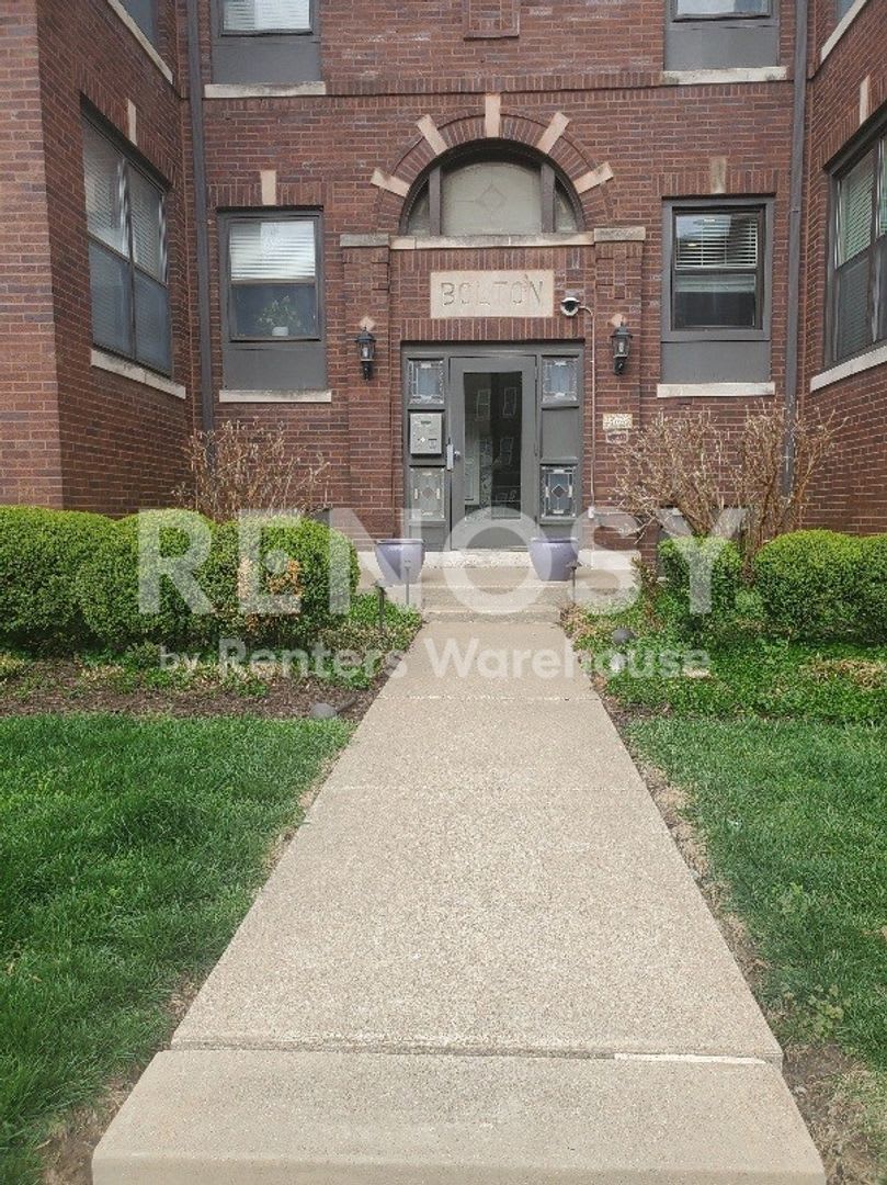 Updated 1 Bedroom 1 Bath Condo in the Central West End – photo 1
