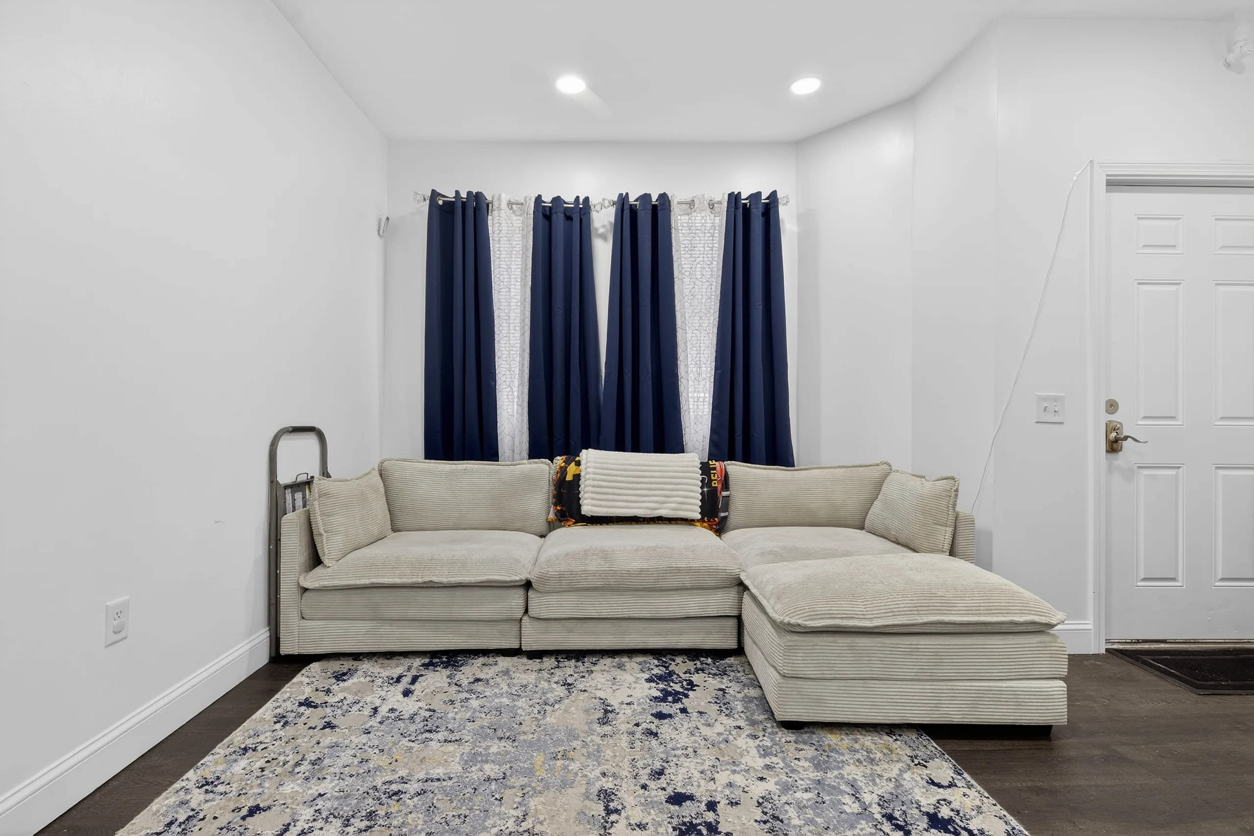 528 Charles St – photo 4