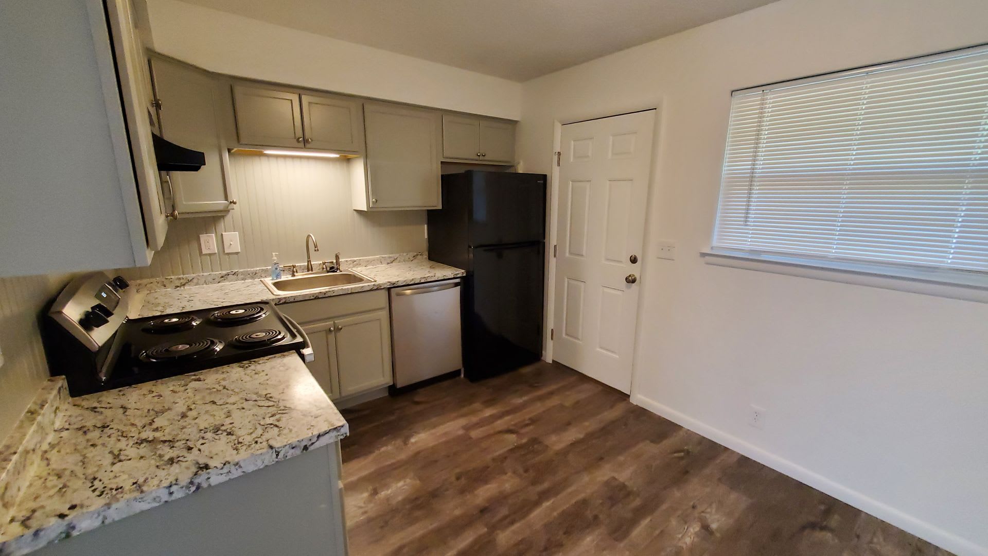 (2) Bed/(1) Bath Updated and Located just East of Campus Avail 8/11! – photo 5