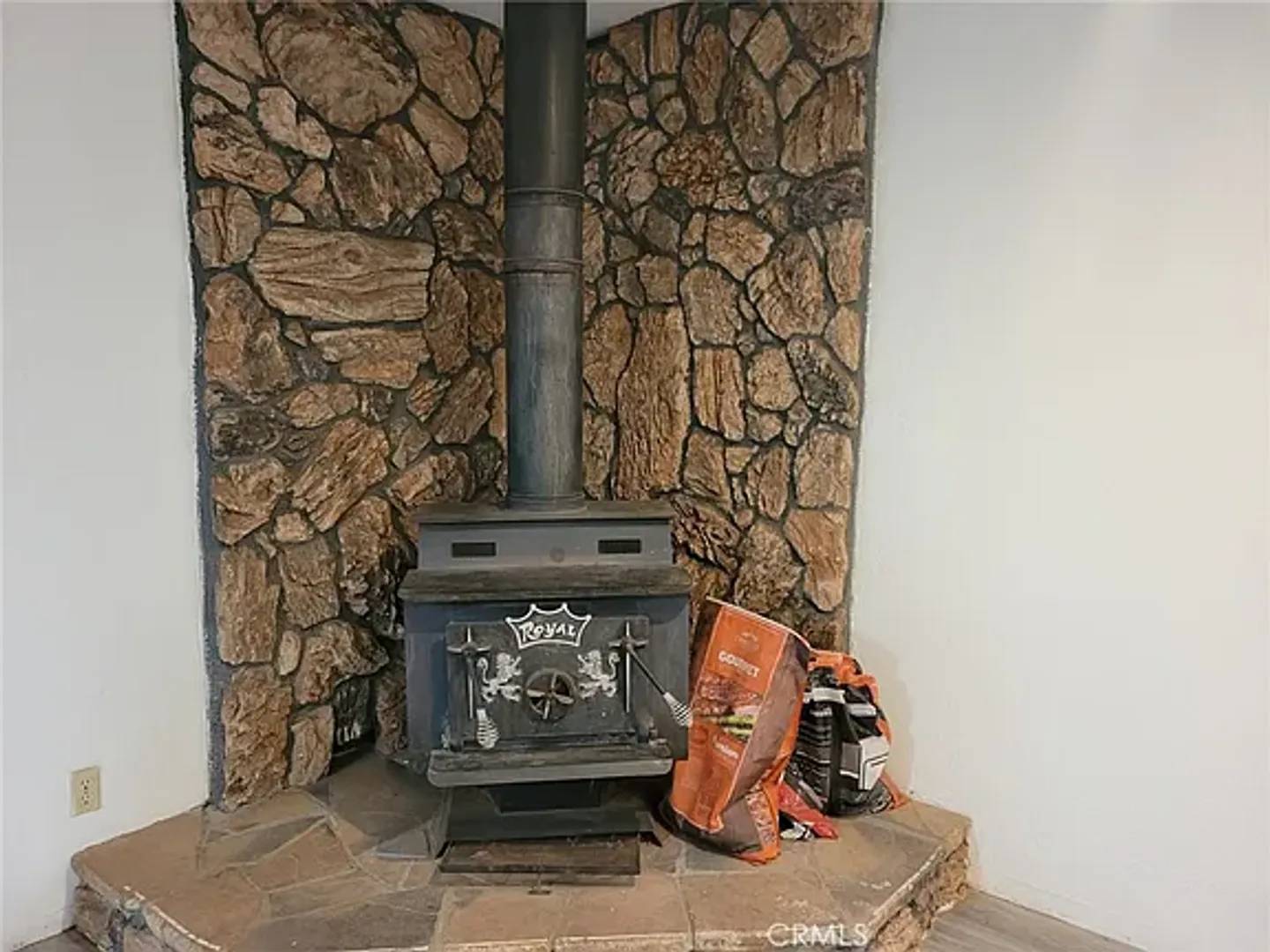 Magalia-2 bed 2 bath home with garage. Natural Landscaping, wood stove – photo 4