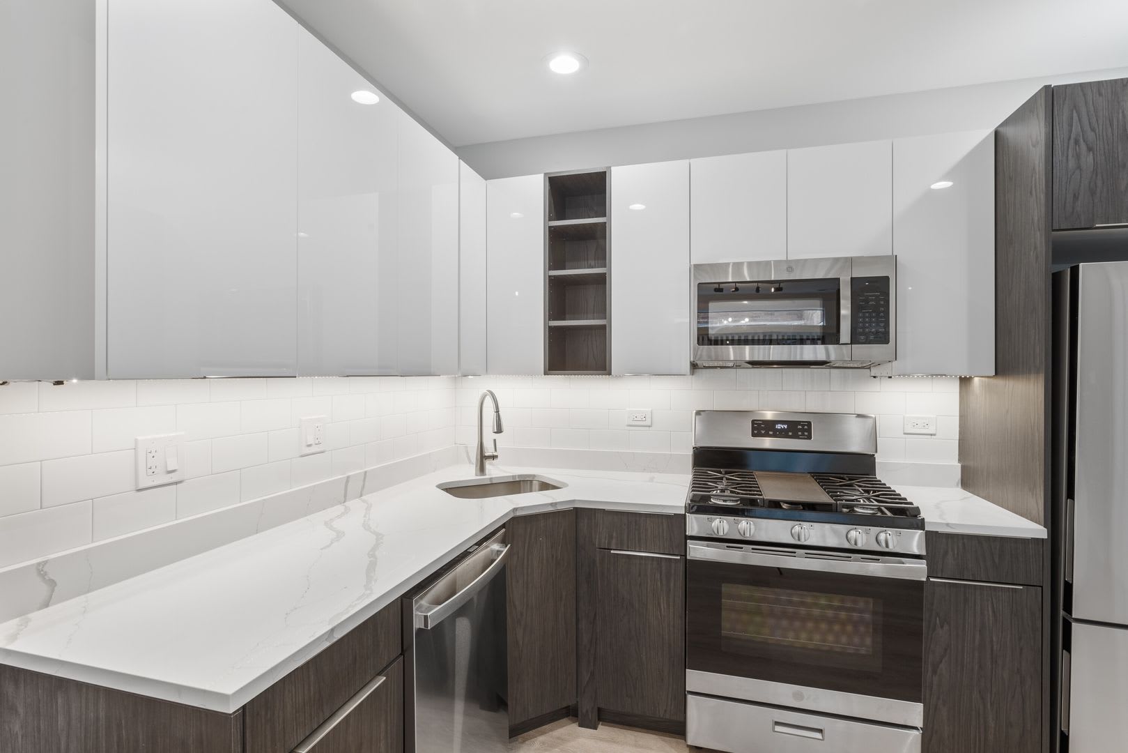 1558 W Juneway Terrace – photo 3