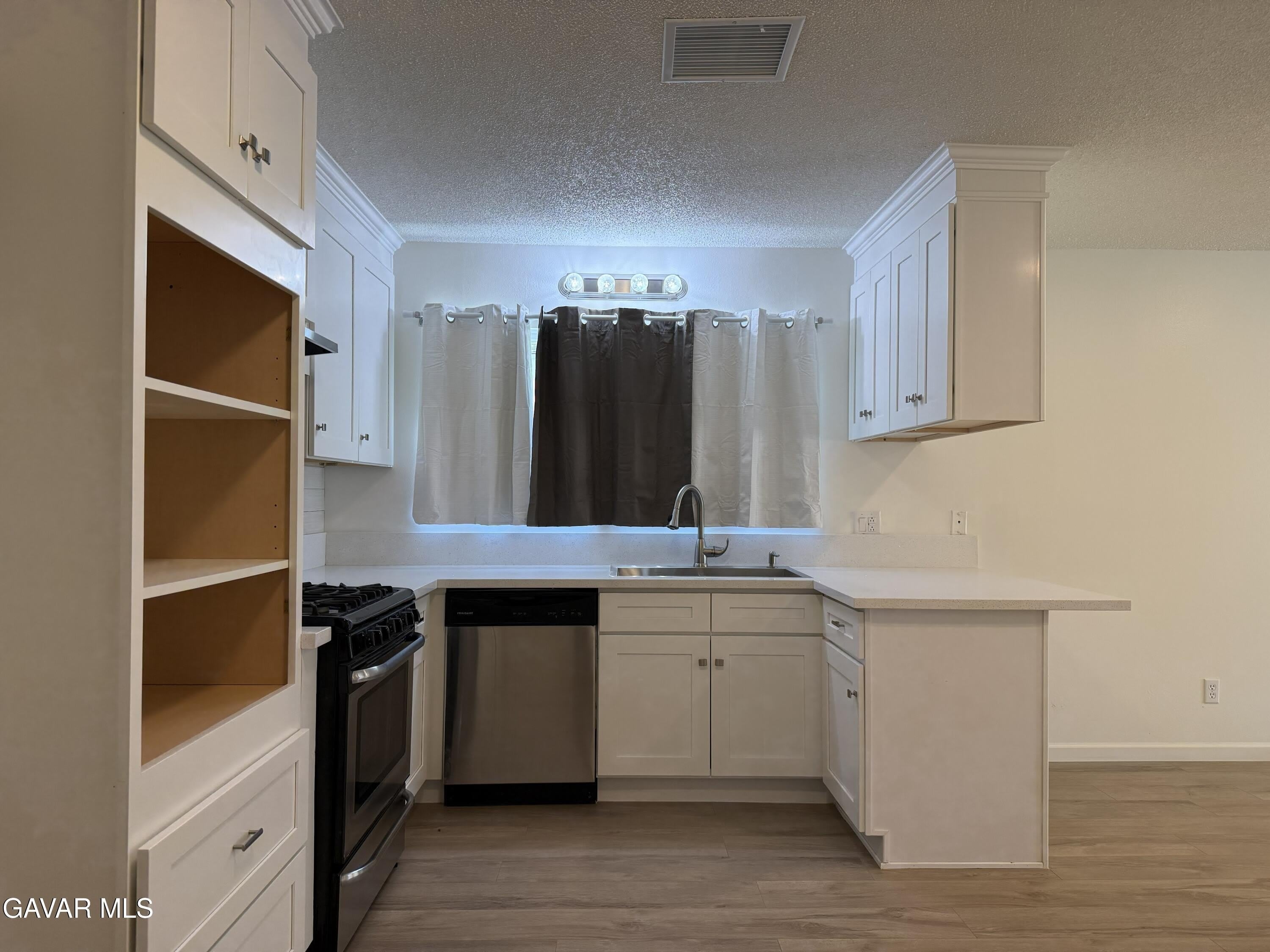 45303 Lorimer Avenue – photo 4