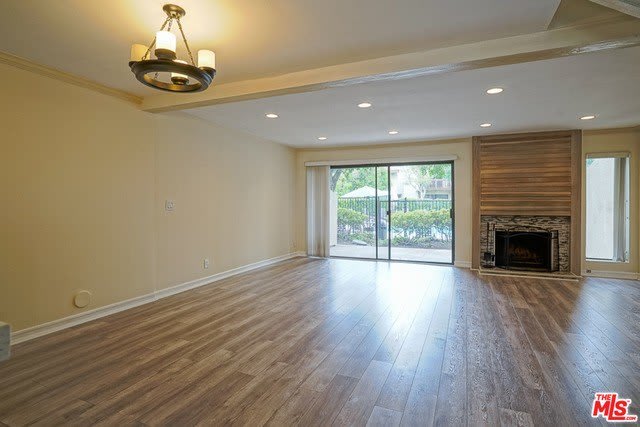 5760 OWENSMOUTH Ave – photo 2