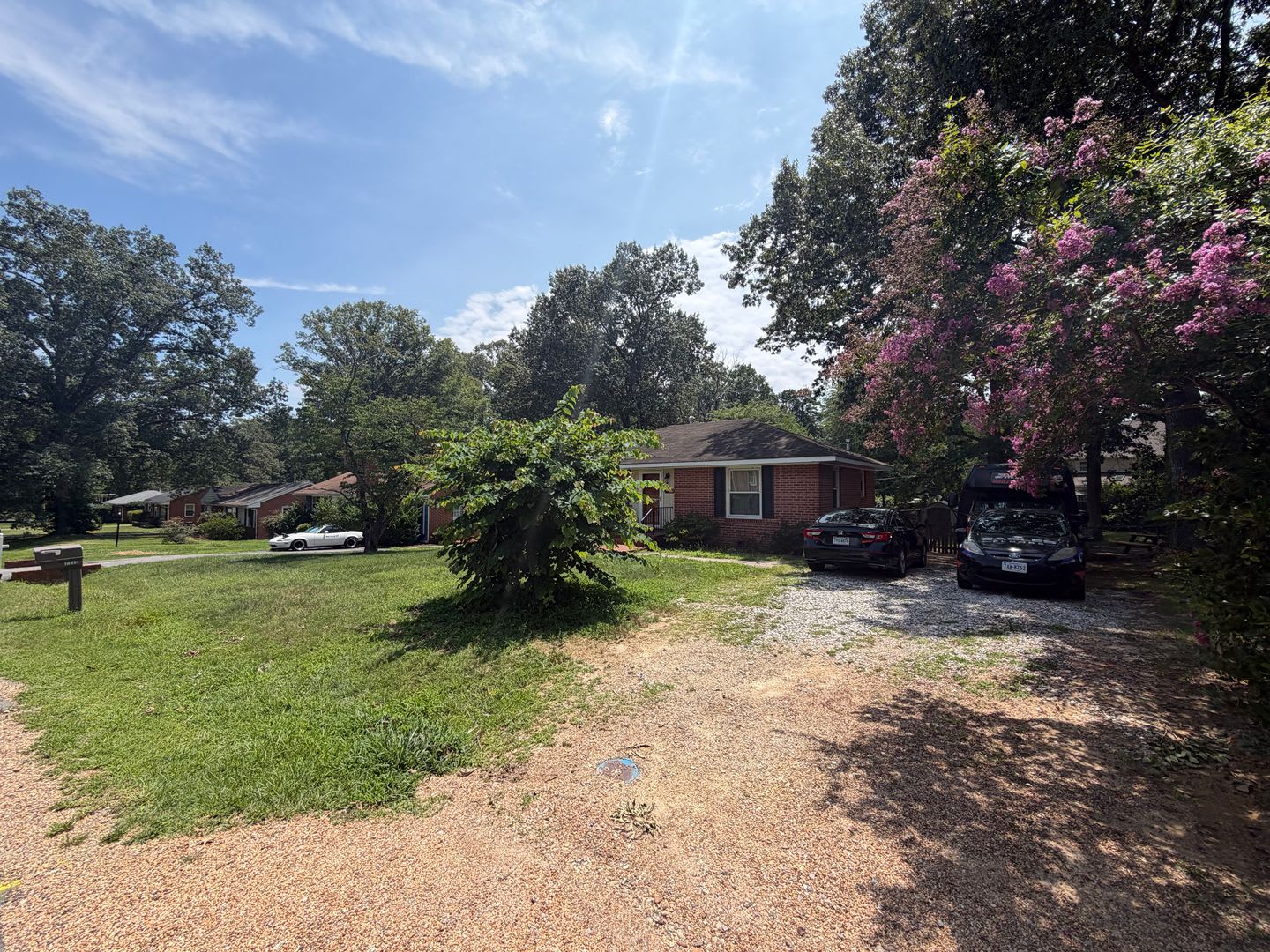Charming 2 Bedroom Home with Spacious Yard in Henrico! – photo 4