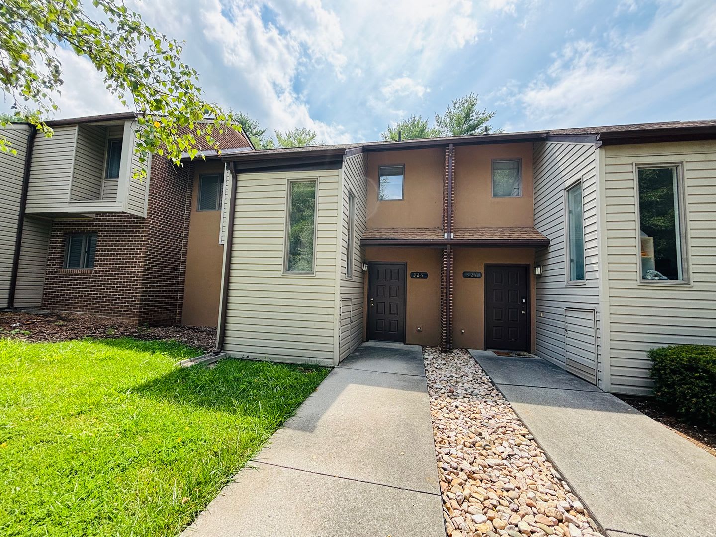 3 Bedroom 2 5 Bath Townhouse – photo 1