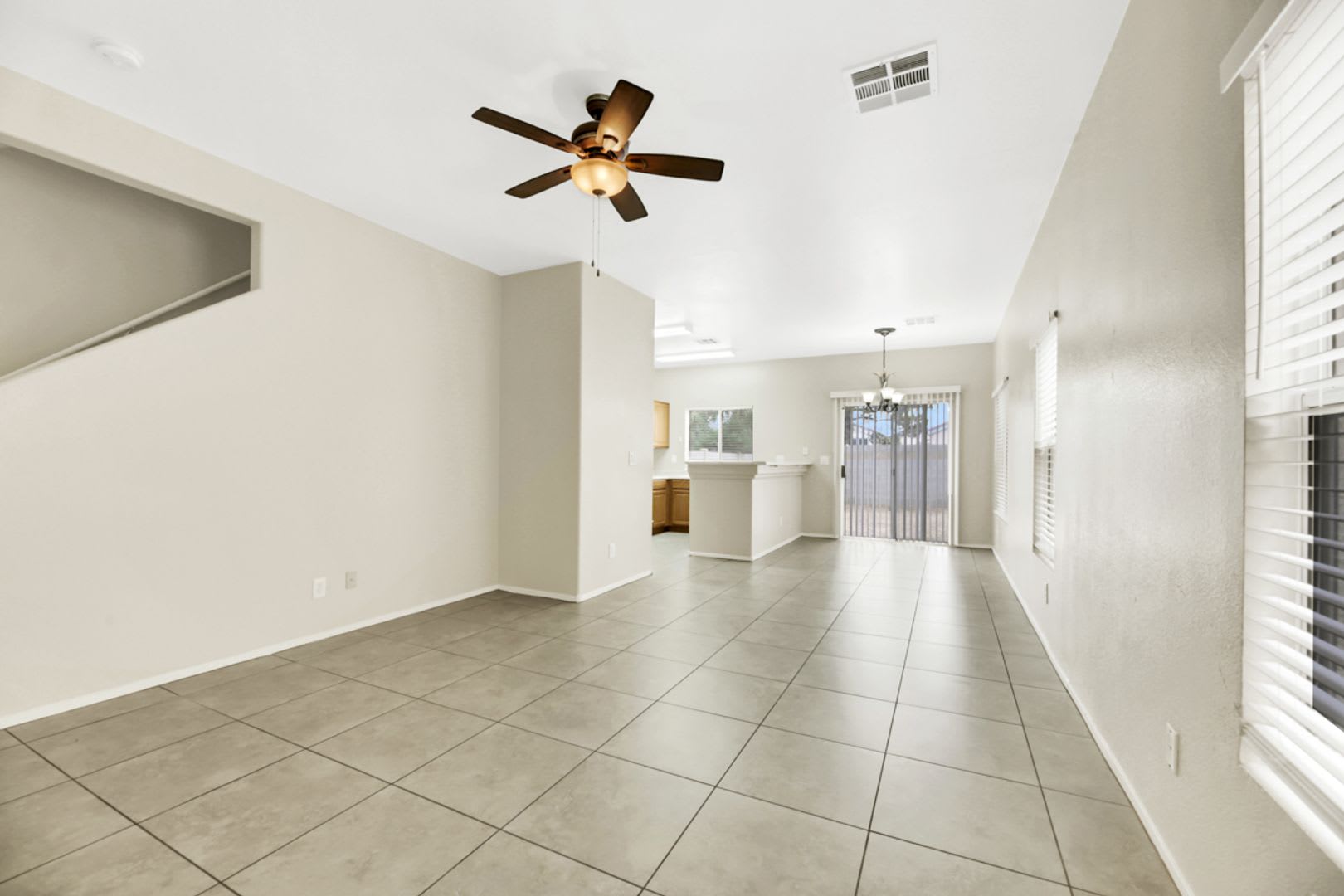 2 bedroom Townhome with a yard – photo 2