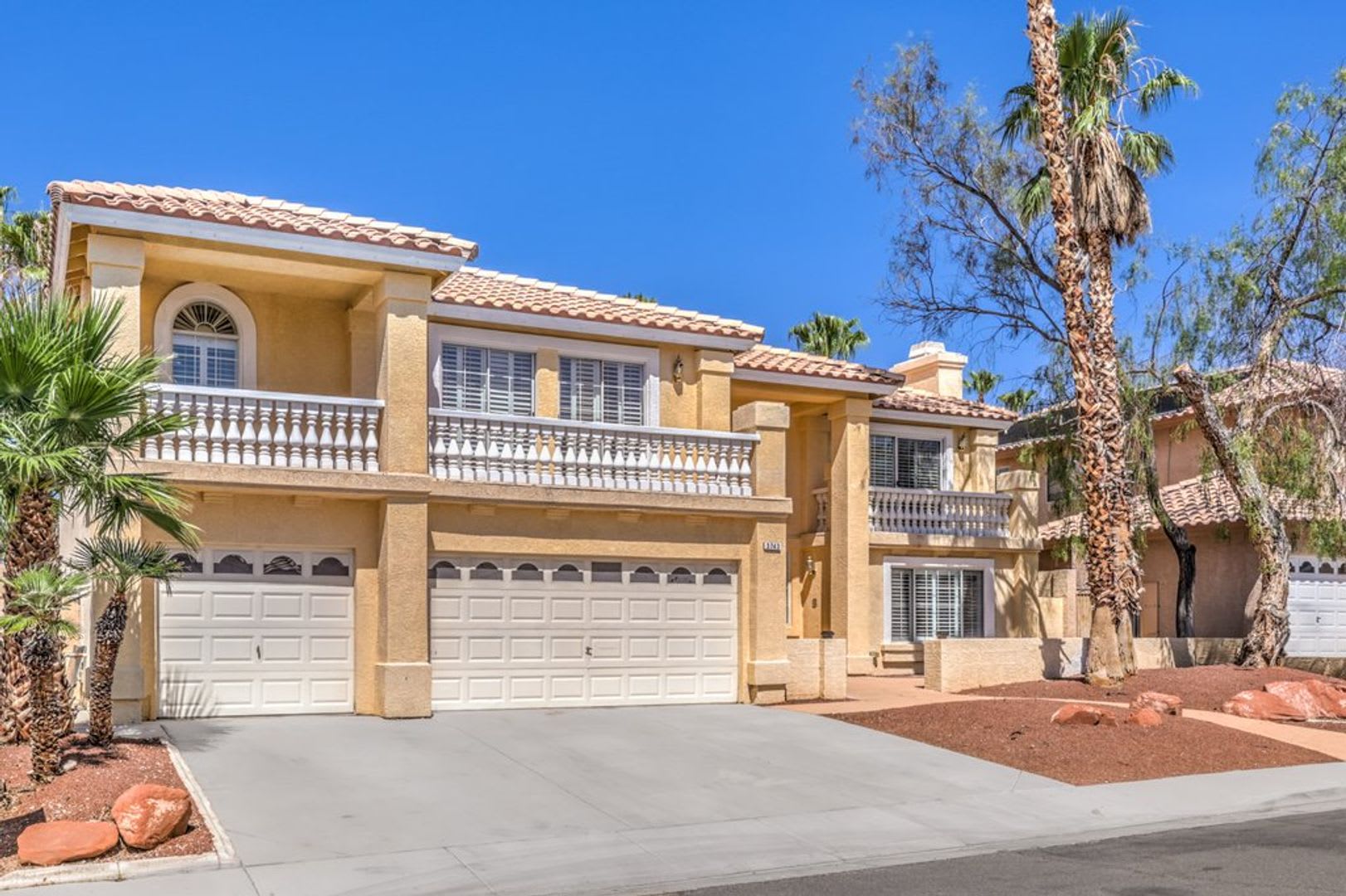 Stunning 7 Bedroom Home With Pool And Spa In Prime Las Vegas Location – photo 2