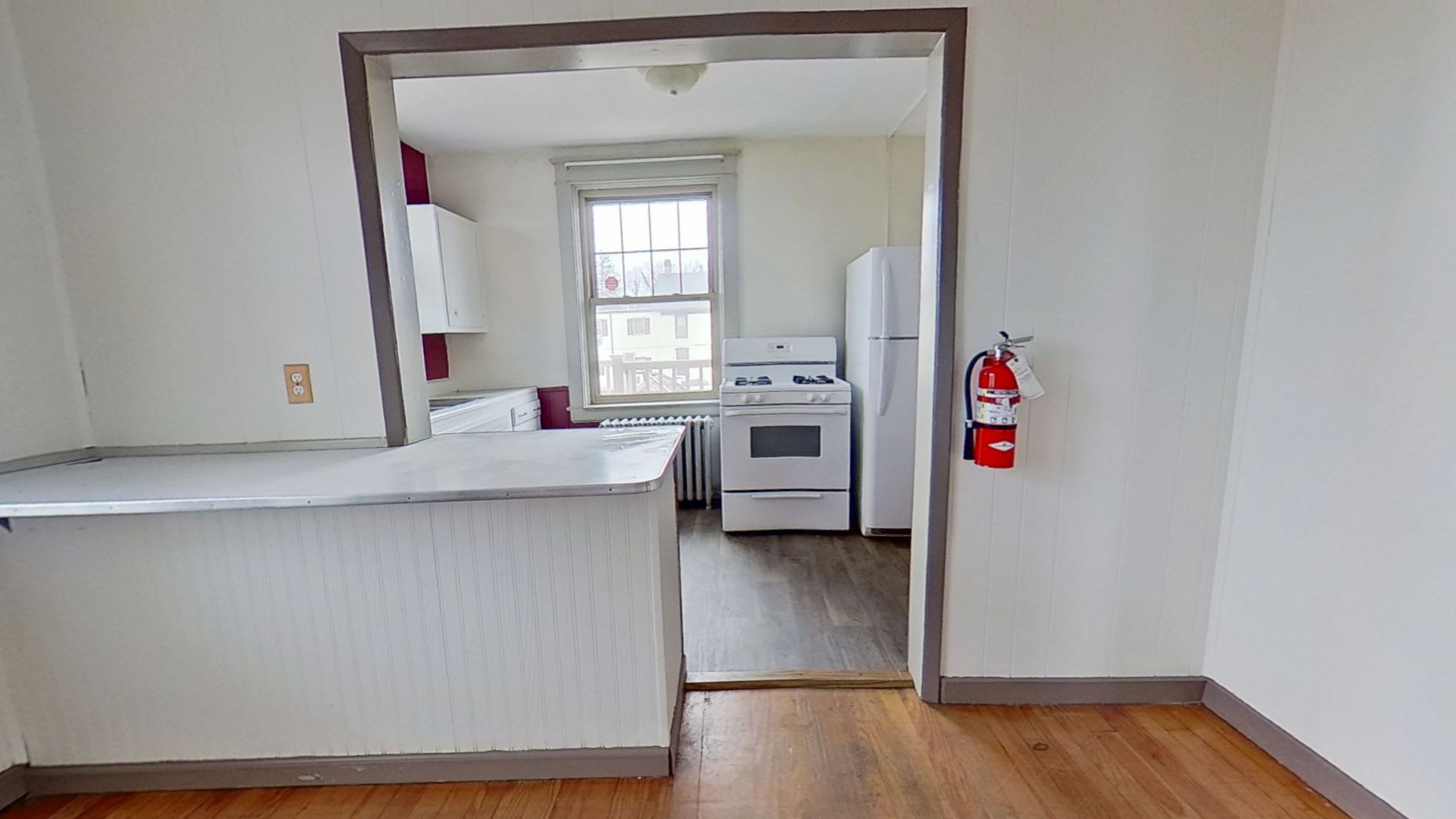 Comfortable 2-Bedroom Second-Floor Apartment – photo 2
