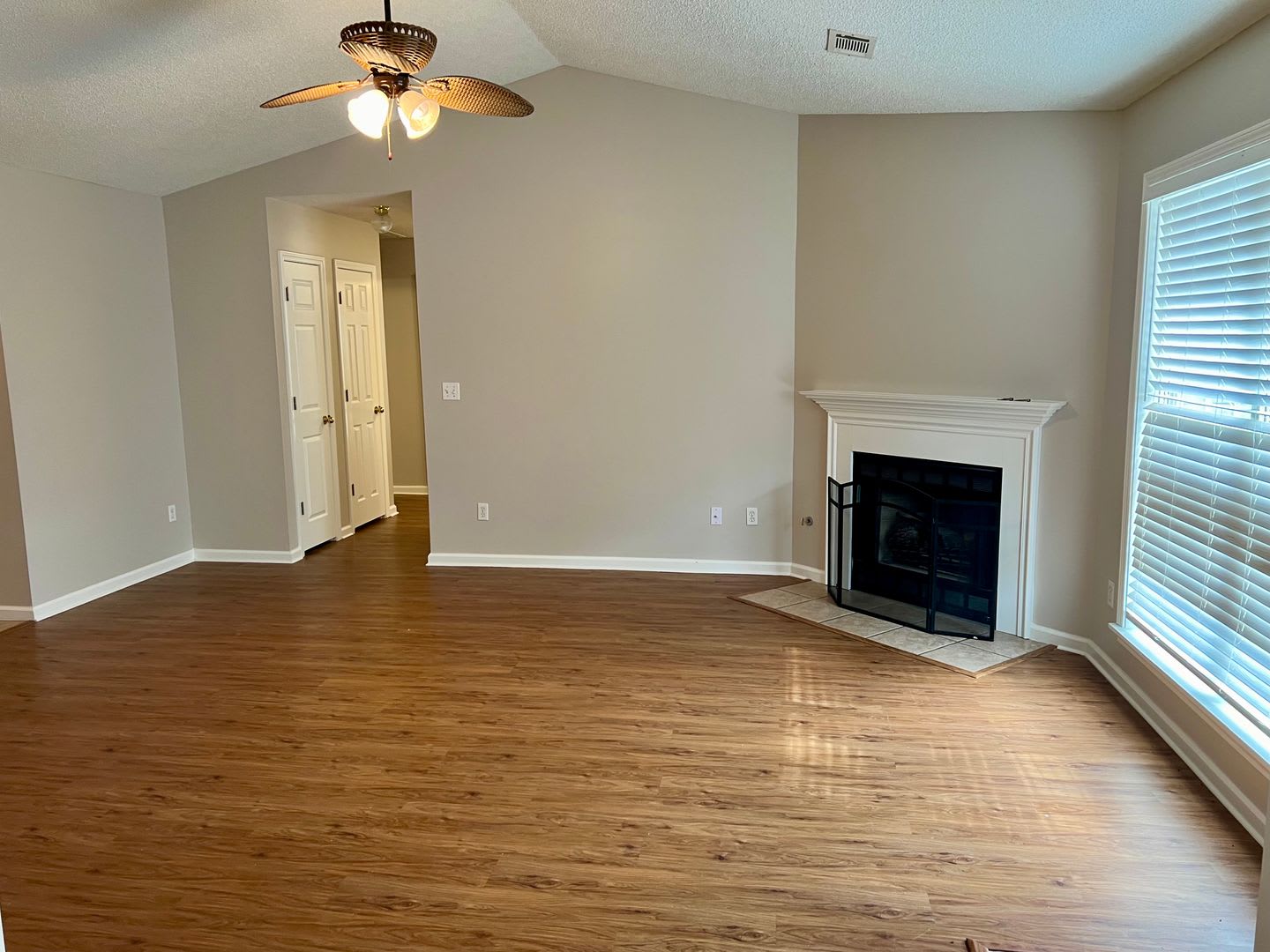 4 Bed, 2 Bath with Fenced Yard, Two-Car Garage, and Jetted Tub – photo 4