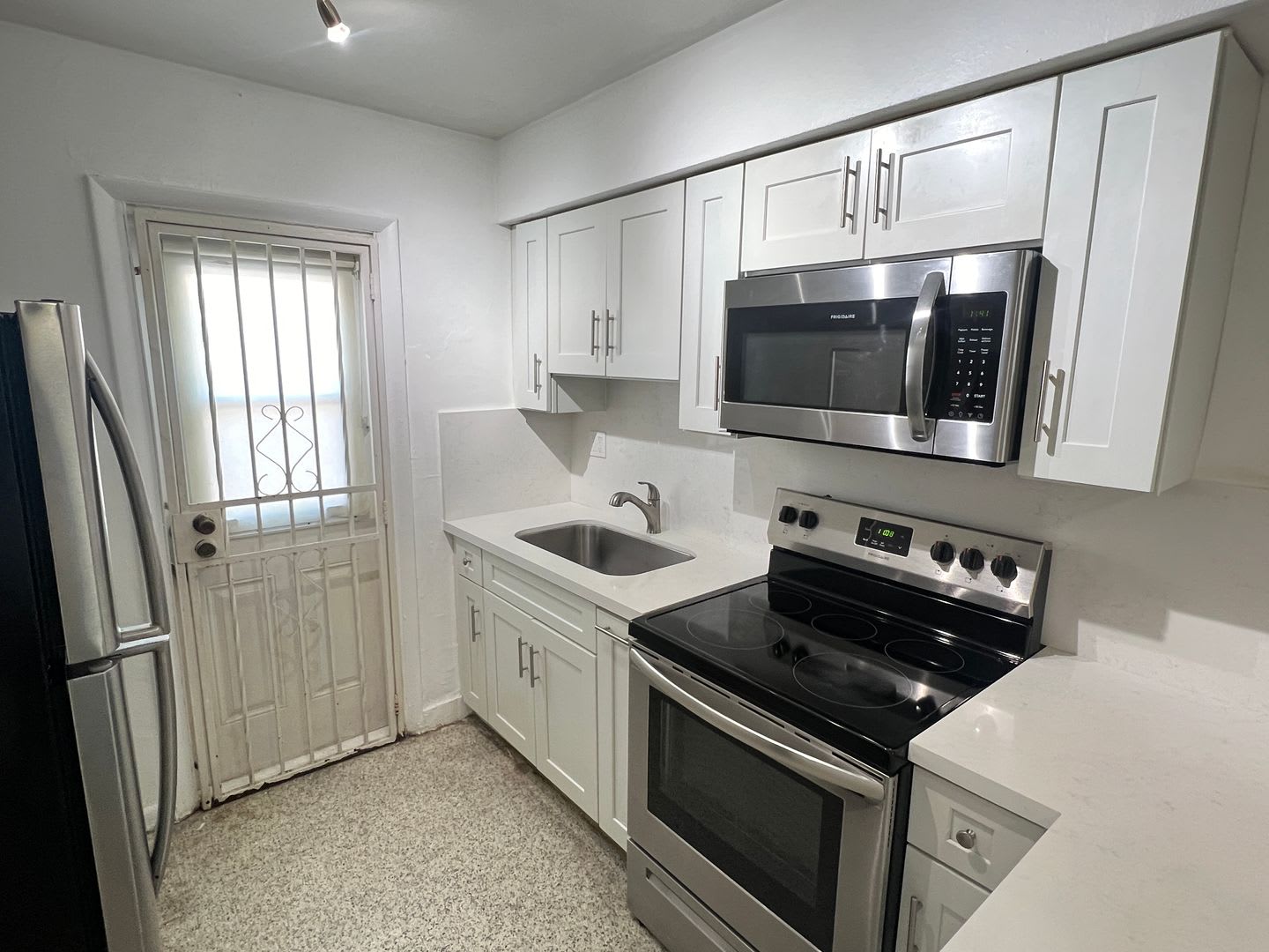 Spacious Upgraded Two Bed One Bath Unit Located In The Heart Of Little Havana The Building Has A Washer And Dryer On Site – photo 4