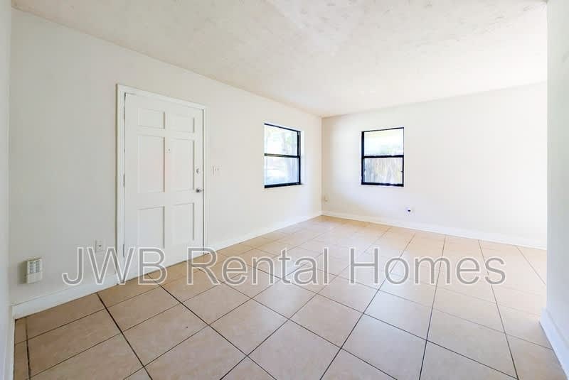 3232 Dellwood Ave – photo 4