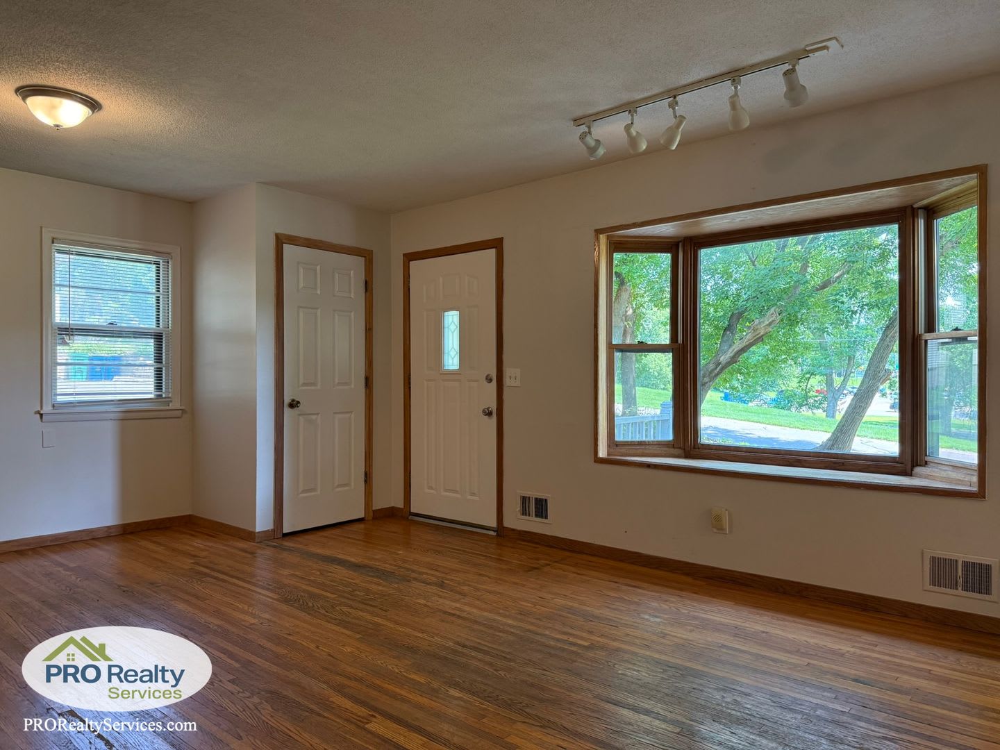 4 Bedroom Home One Block from Medicine Lake – photo 4