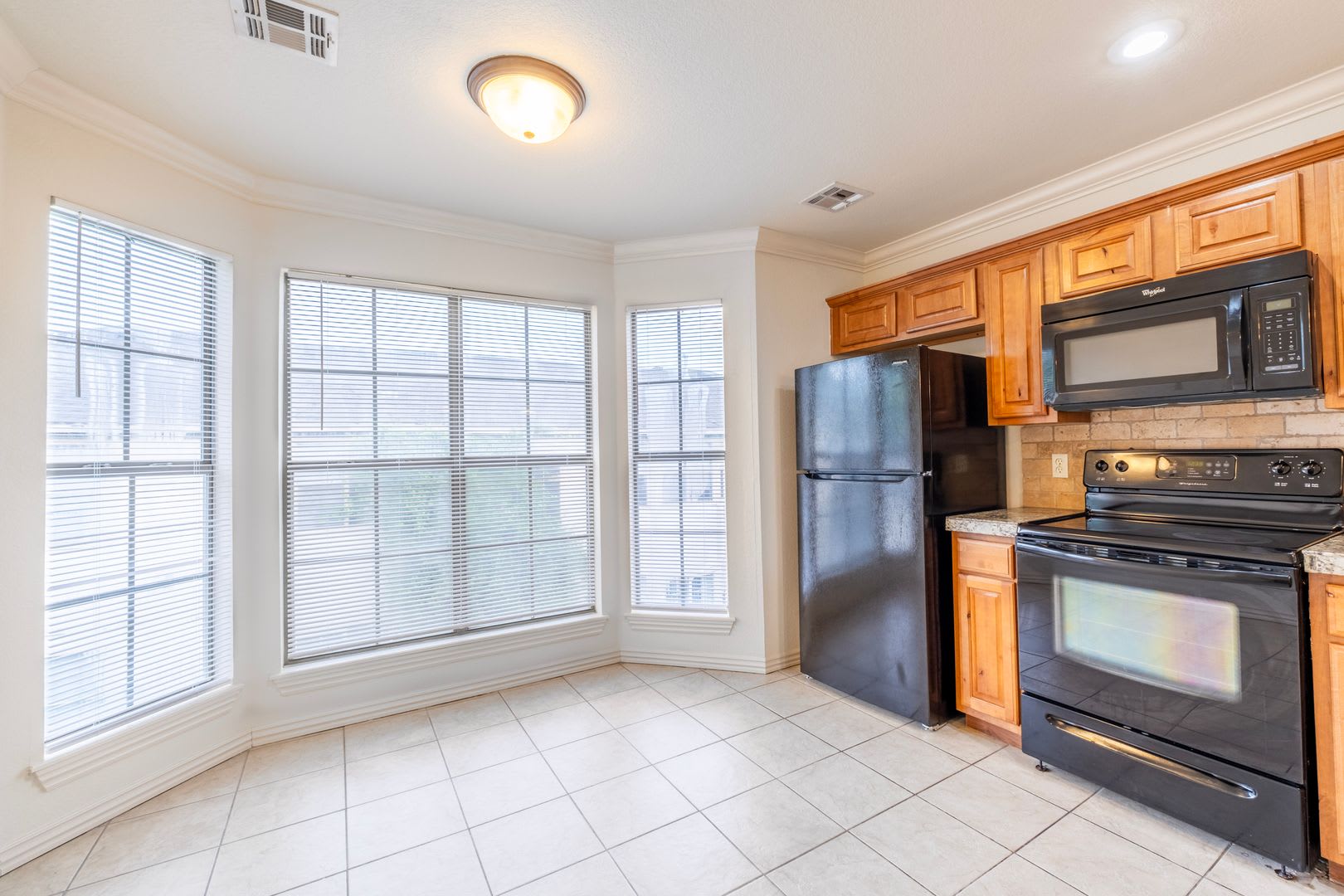 3 bed, 2 bath Condo: MOVE IN SPECIAL!! – photo 4