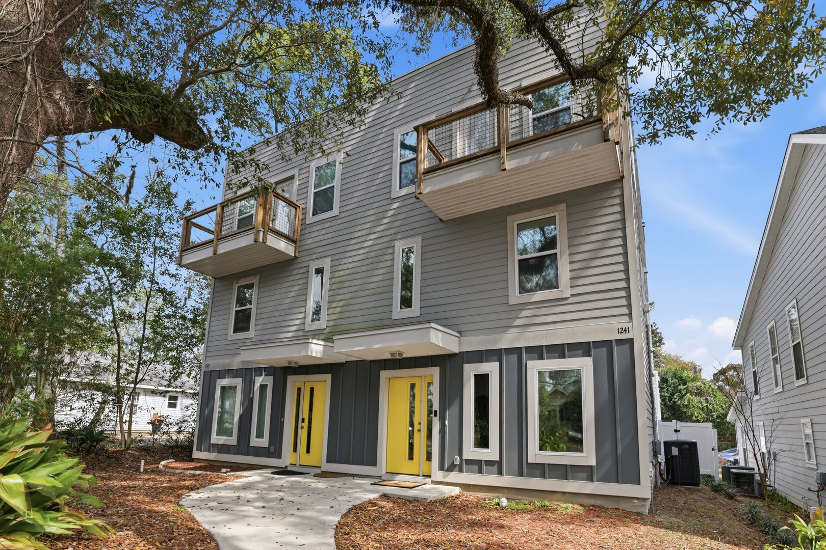 Modern 3 Bedroom Townhome – photo 1