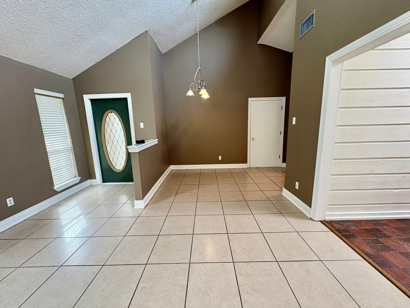 Spacious 3 Bedroom 2 Bath Home Close To Restaurants Shopping Centers – photo 4