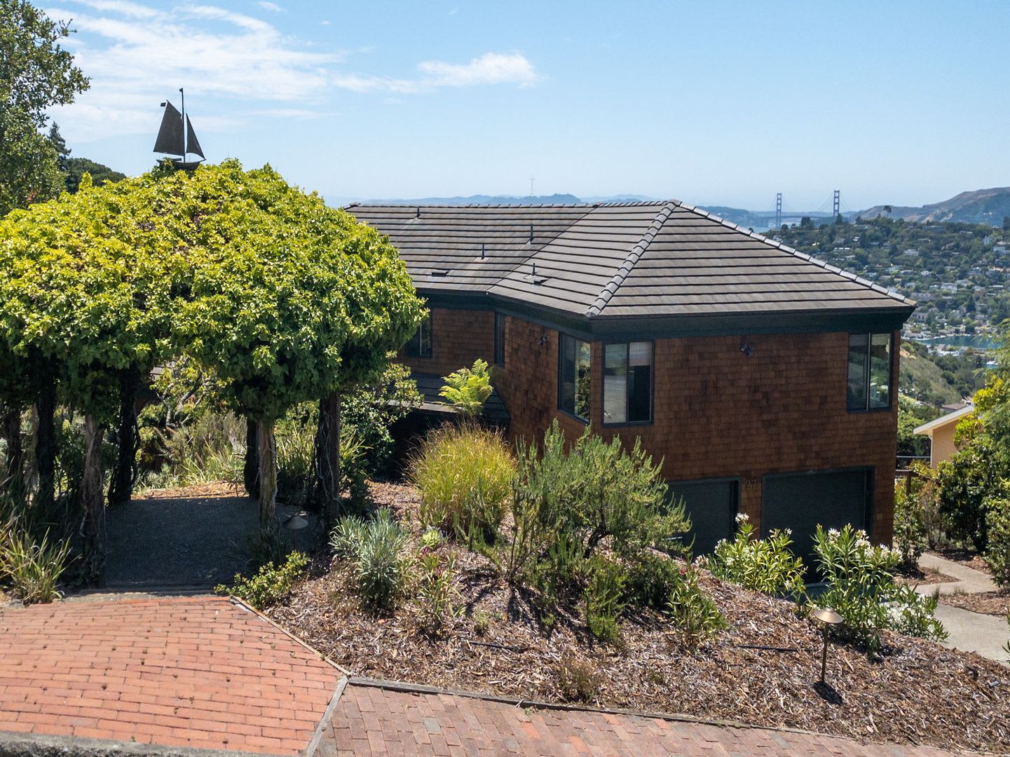4BR/2.5BA 3,274sqft! STUNNING GG VIEWS!!! Yard! Spa! 4 Car Parking! Pet! PROGRESSIVE – photo 3