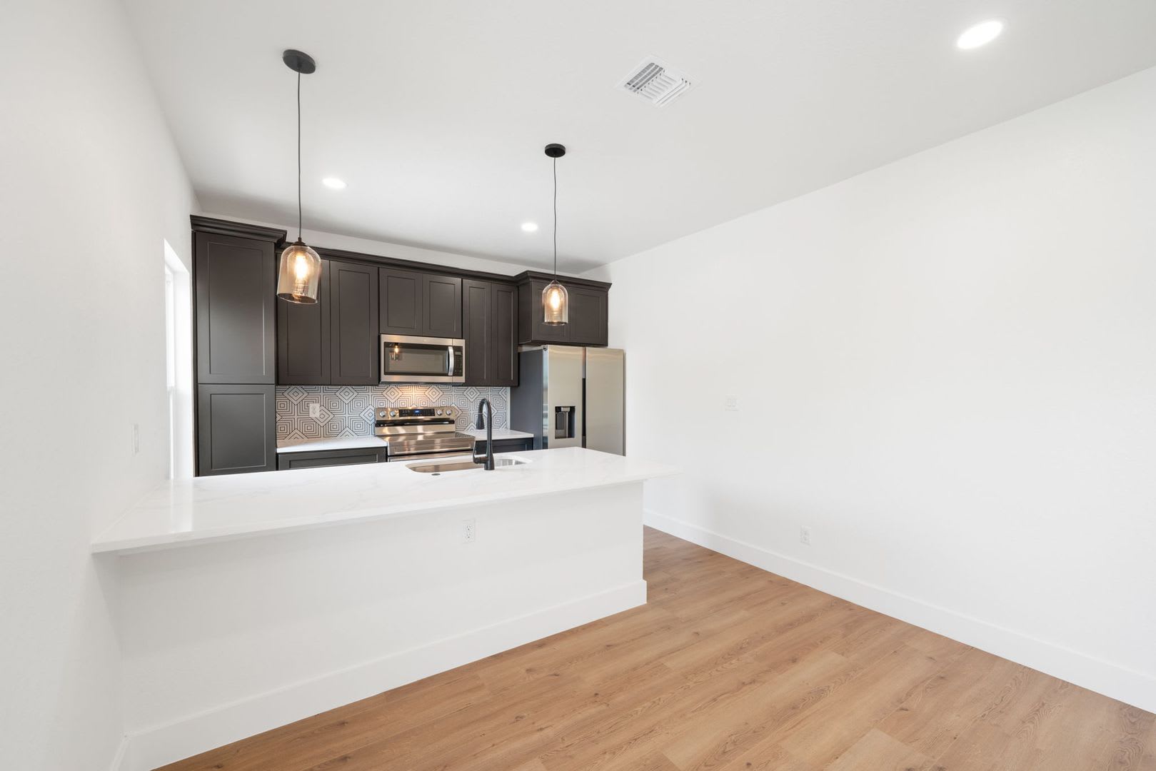 Room in 3 Bedroom Home at Princeton Ave – photo 4