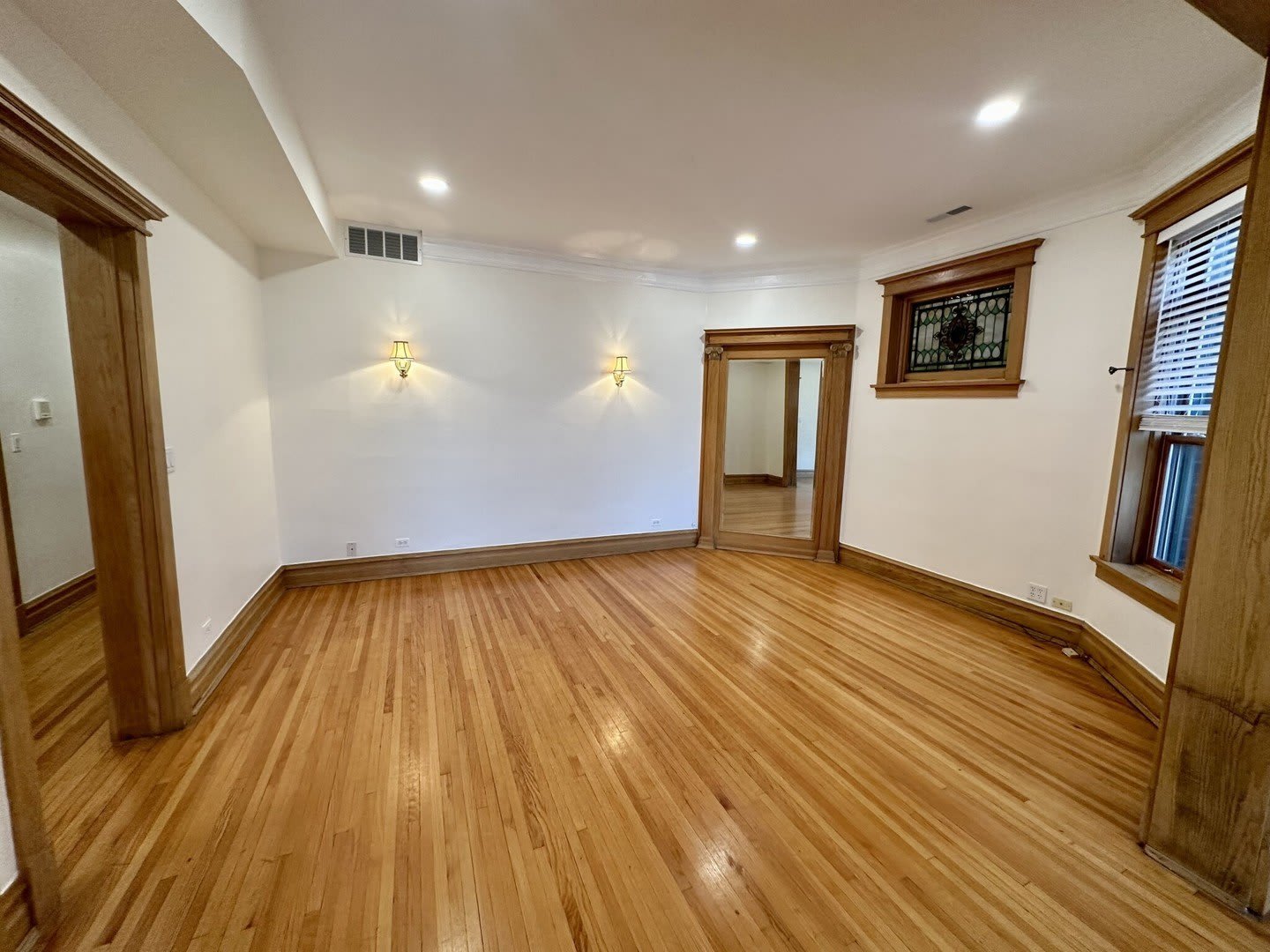 5719 N Kenmore Avenue – photo 3