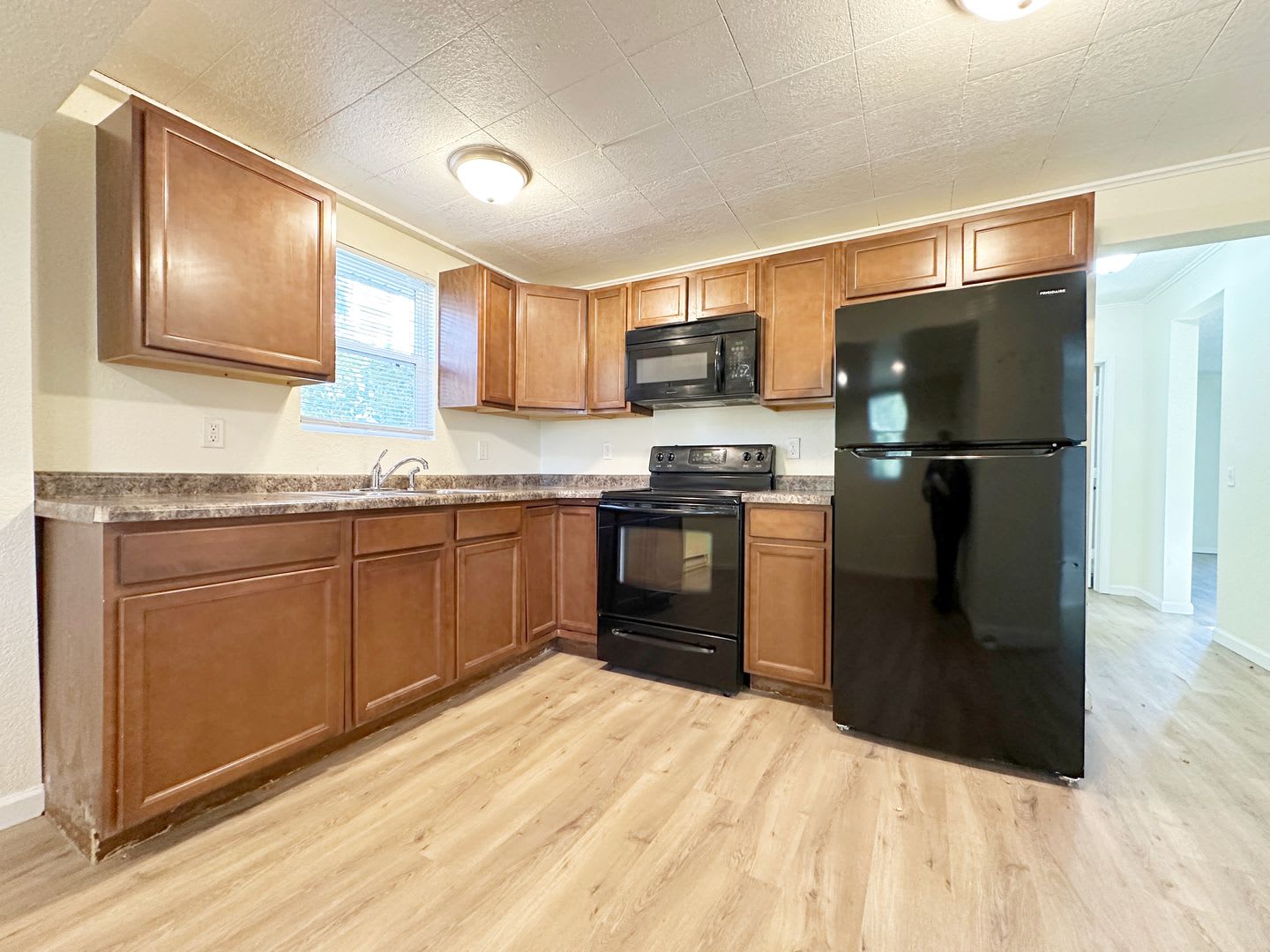 Pet Friendly 3 Bedroom Charmer located behind Corbett Field! – photo 2