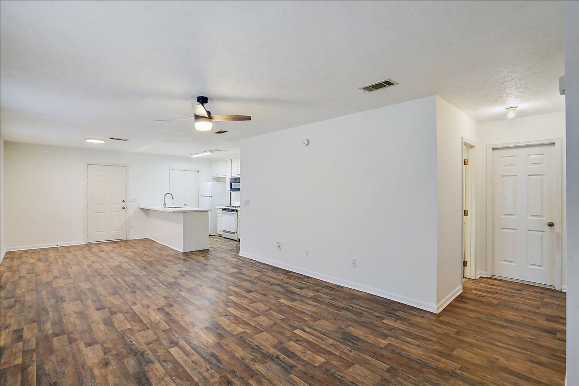 2-Bedroom, 2-Bath Townhome in Brandon – photo 2