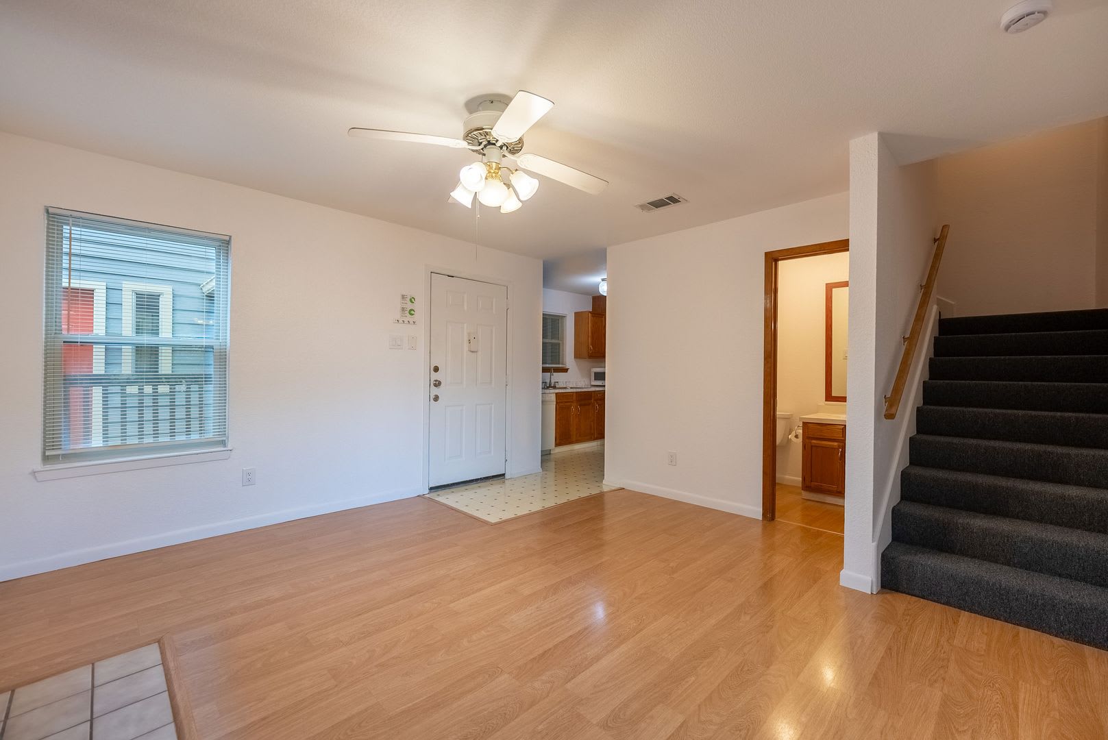 Beautiful 2 Bedrooms, 1.5 BathroomS home in Gateway Condominiums!!! – photo 3
