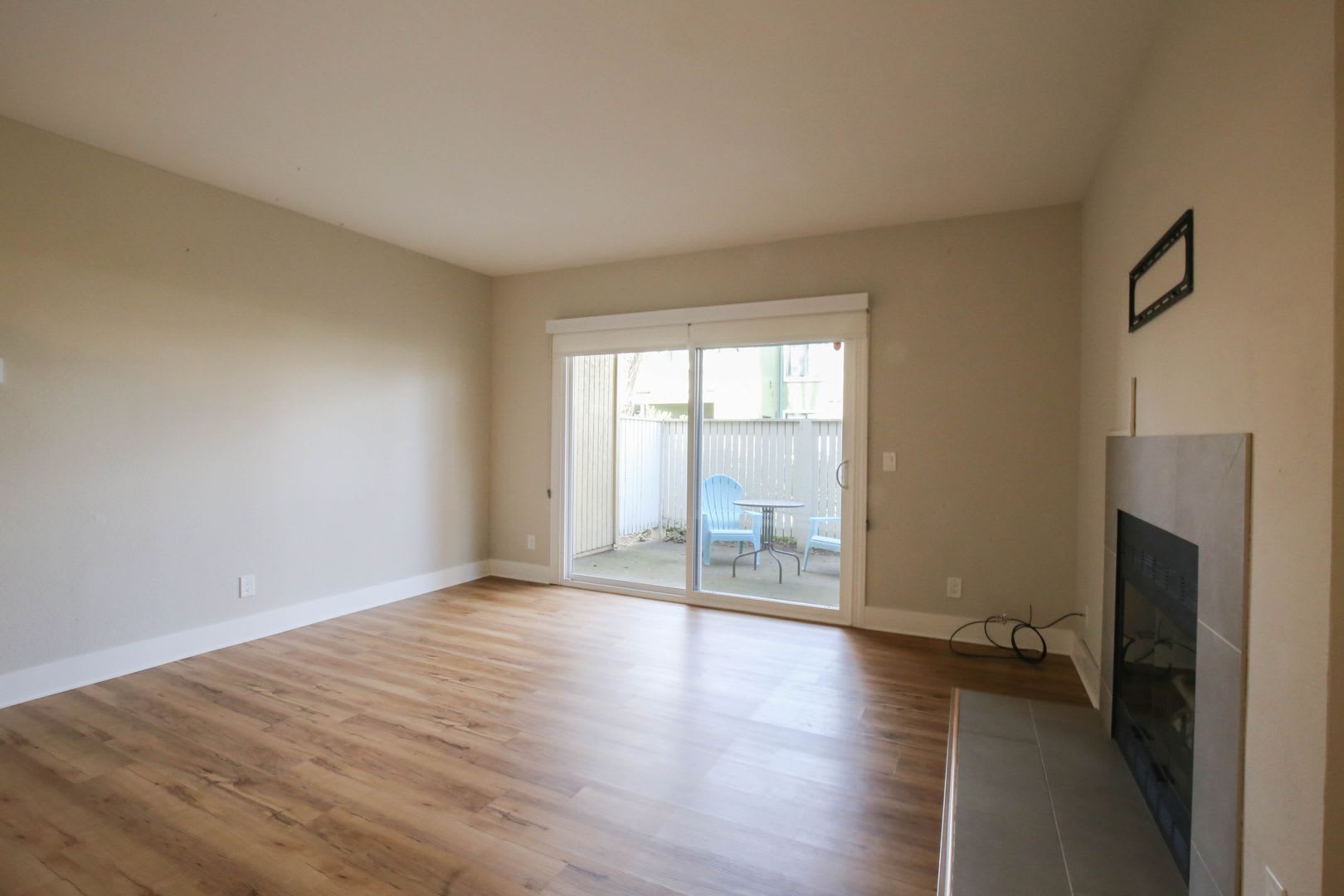 Modern and Clean 2 Bed 2 Bath Condo in Richmond Marina Bay – photo 2