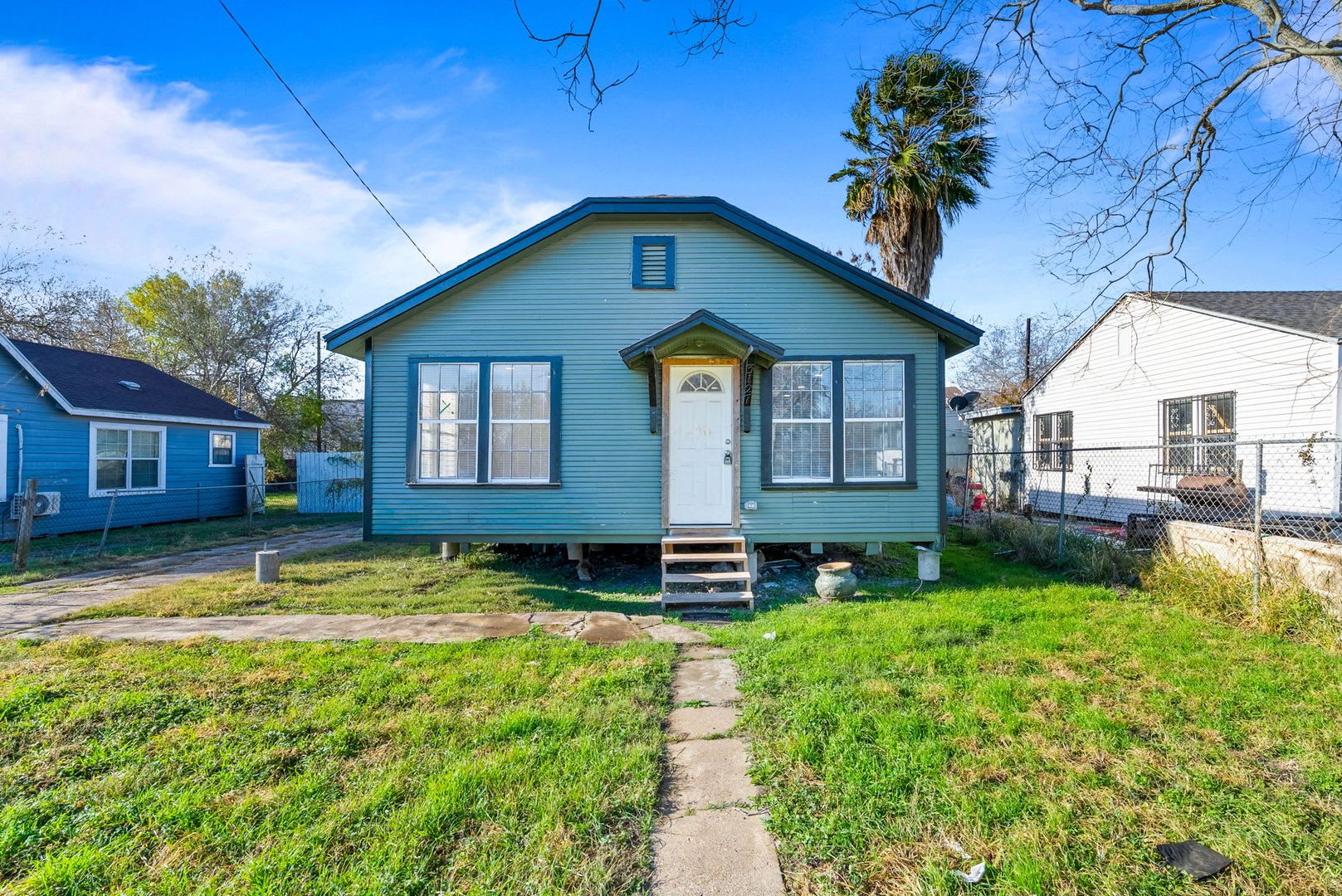 SPACIOUS TWO BEDROOM TWO BATH HOUSE! – photo 1