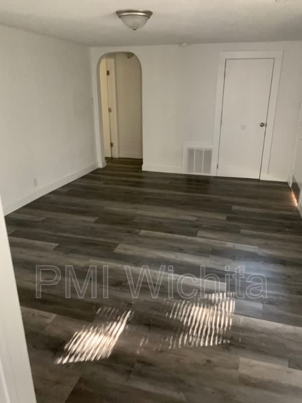 208 N Ash St – photo 3