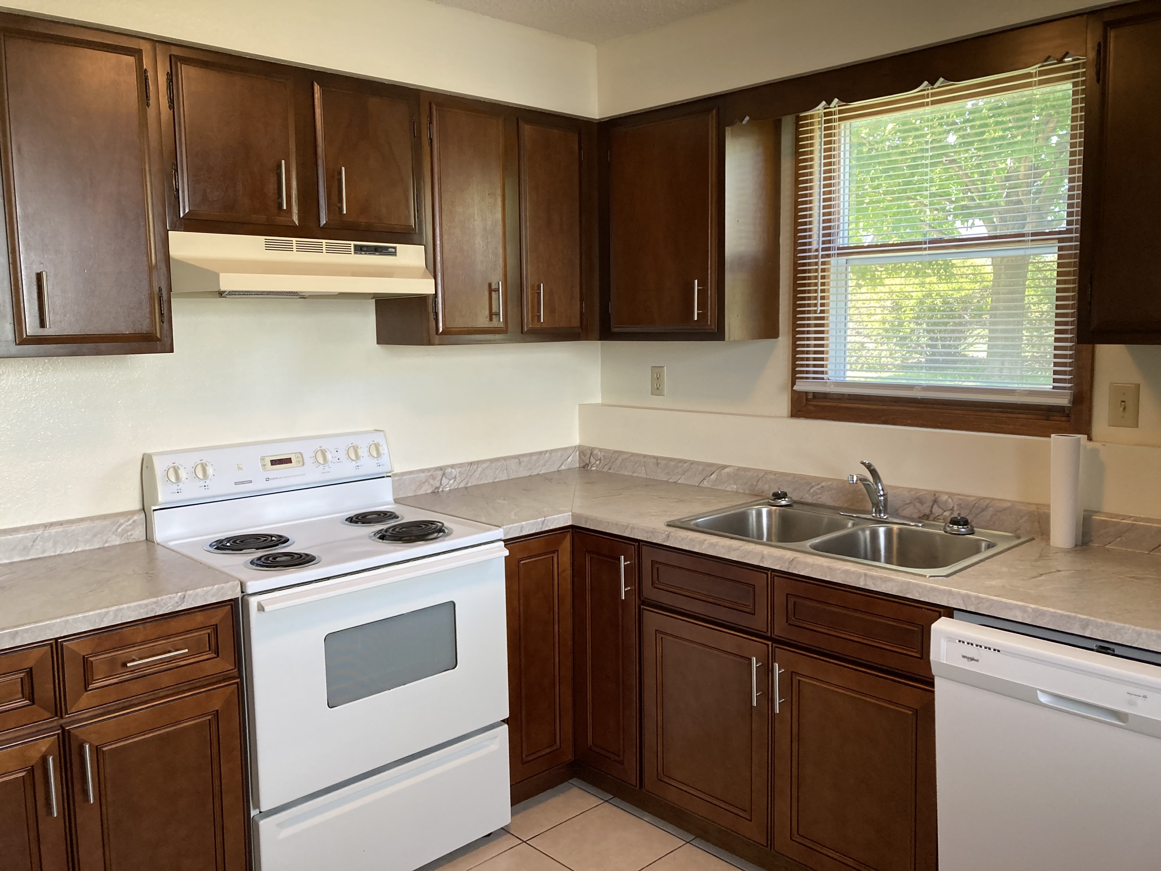 205 Hillcrest Dr – photo 2
