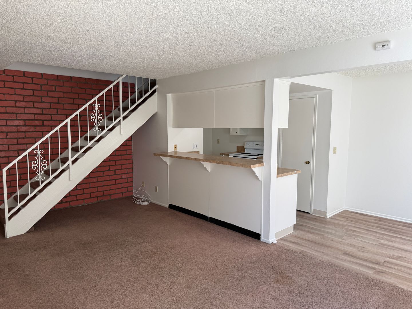 Updated 2 Bed / 1 Bath Townhouse with Pool Access – Port Hueneme – photo 3
