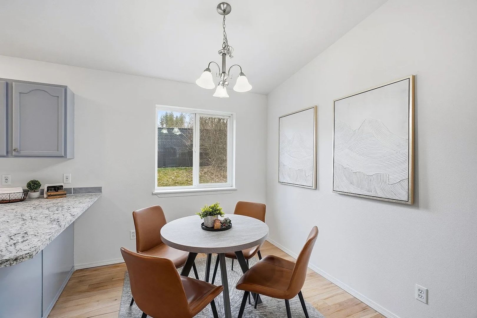 Spacious 4-Bed / 3-Bath South Hill Home — Views, Central A/C, Attached Garage – photo 4