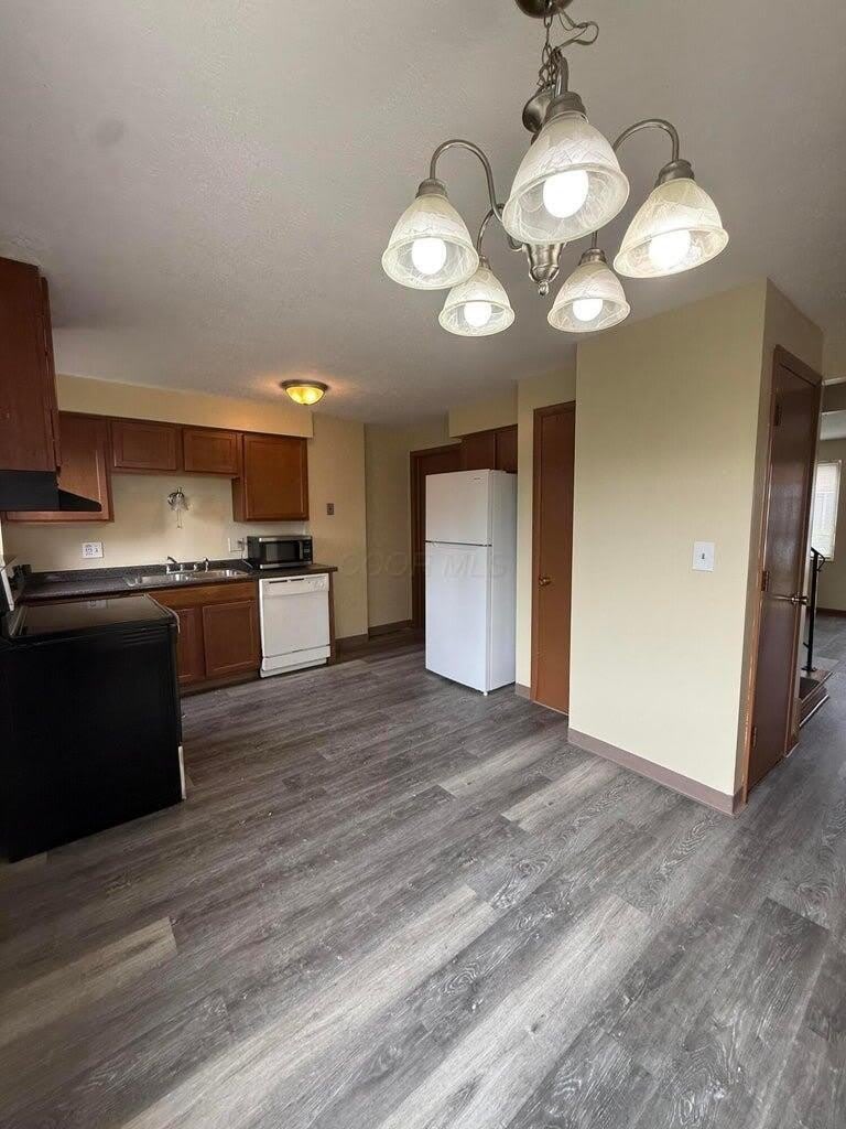 1759 Lonsdale Road – photo 5