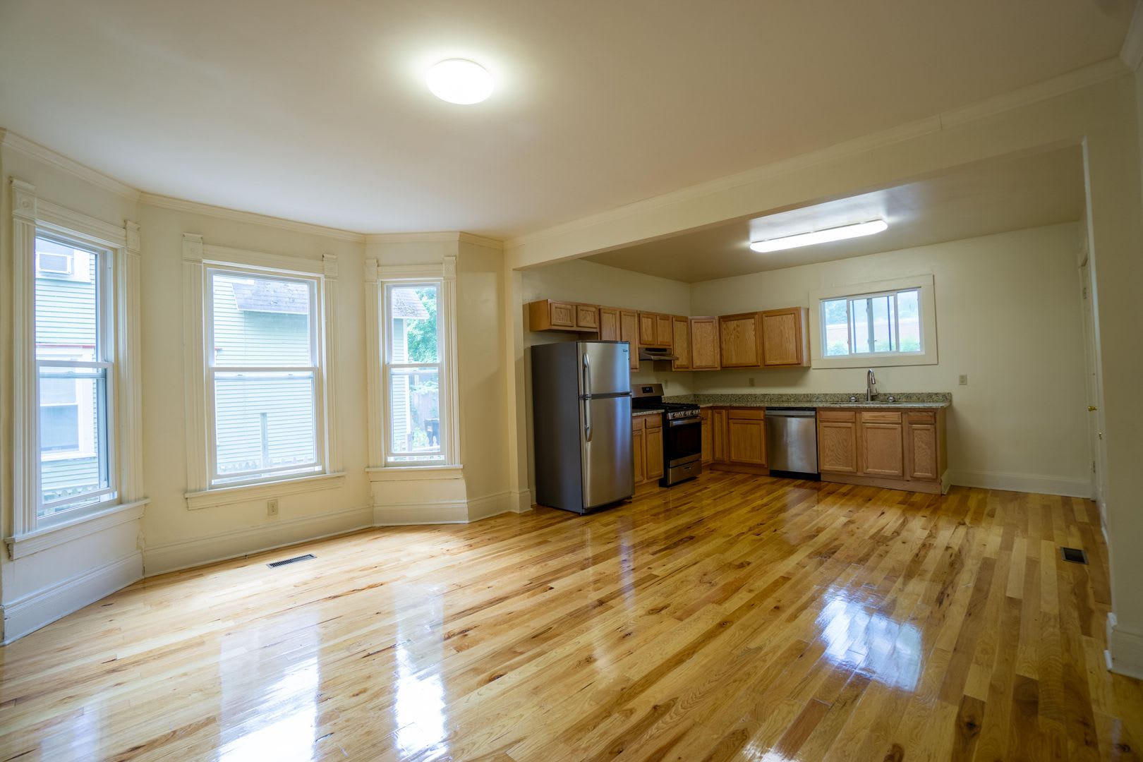 546 Columbus Available August 1 2027 Beautiful 1St Floor Flat On Quiet Residential Street – photo 3