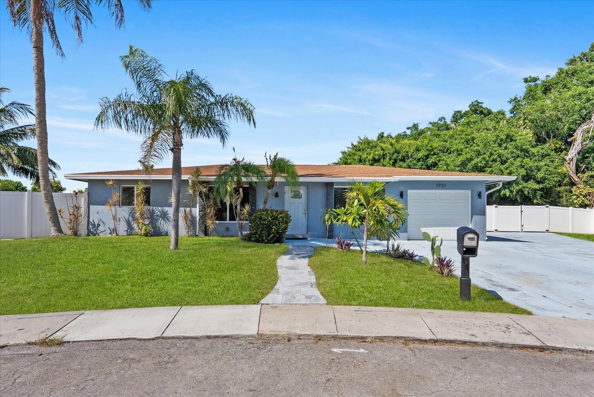 1721 Sw 10Th Street – photo 1