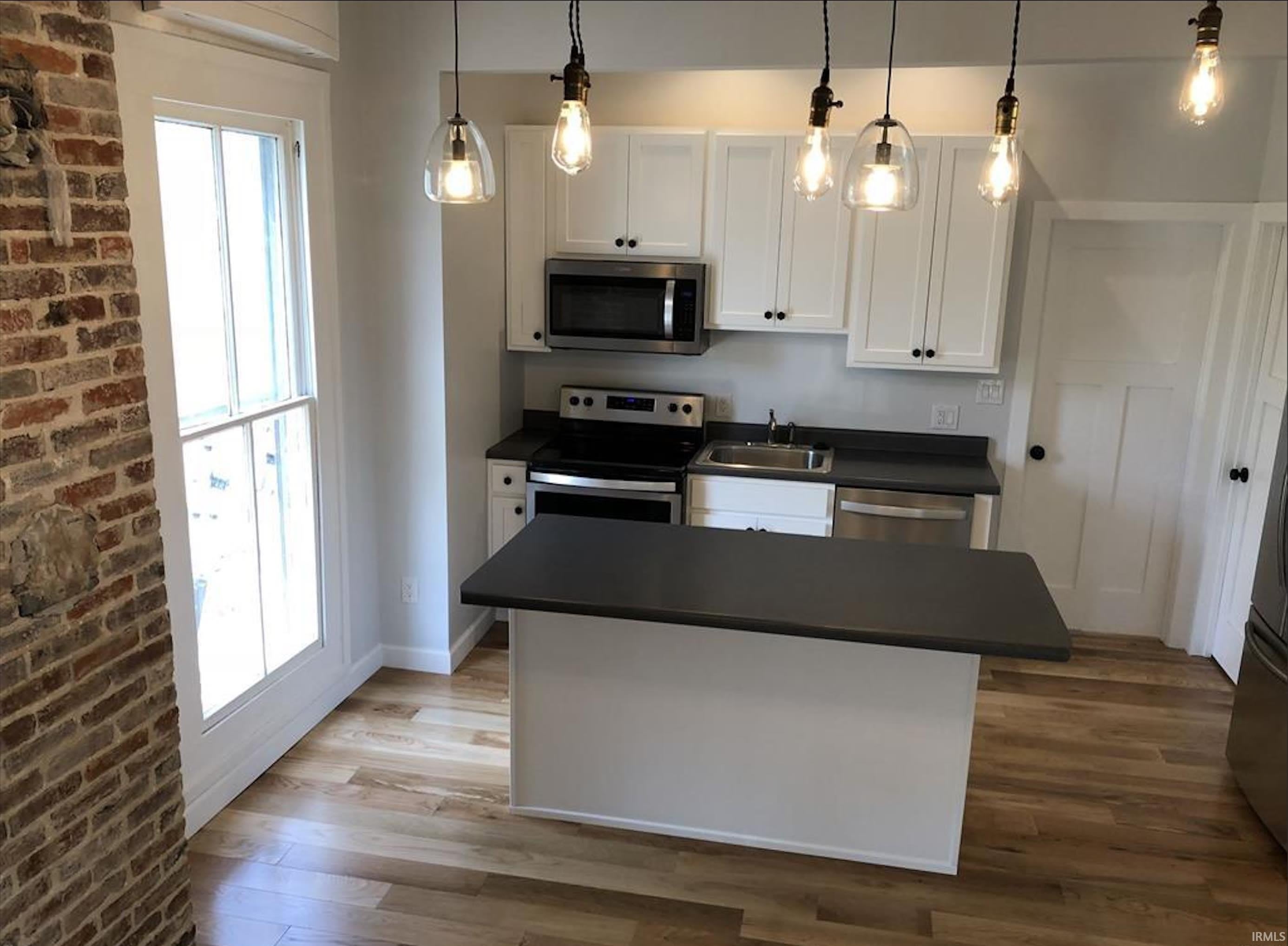 726 W 6th Street – photo 3