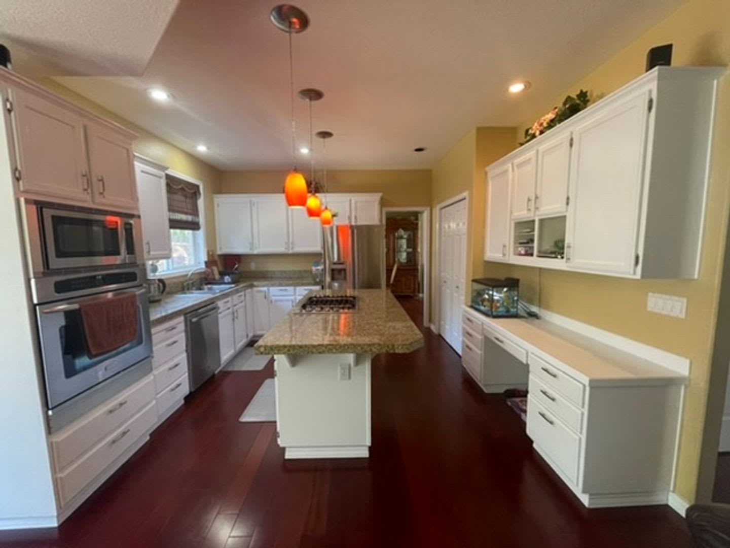 Spacious 4 Bedroom Home With Gourmet Kitchen Primary Suite Backyard Garden In Bethany – photo 4