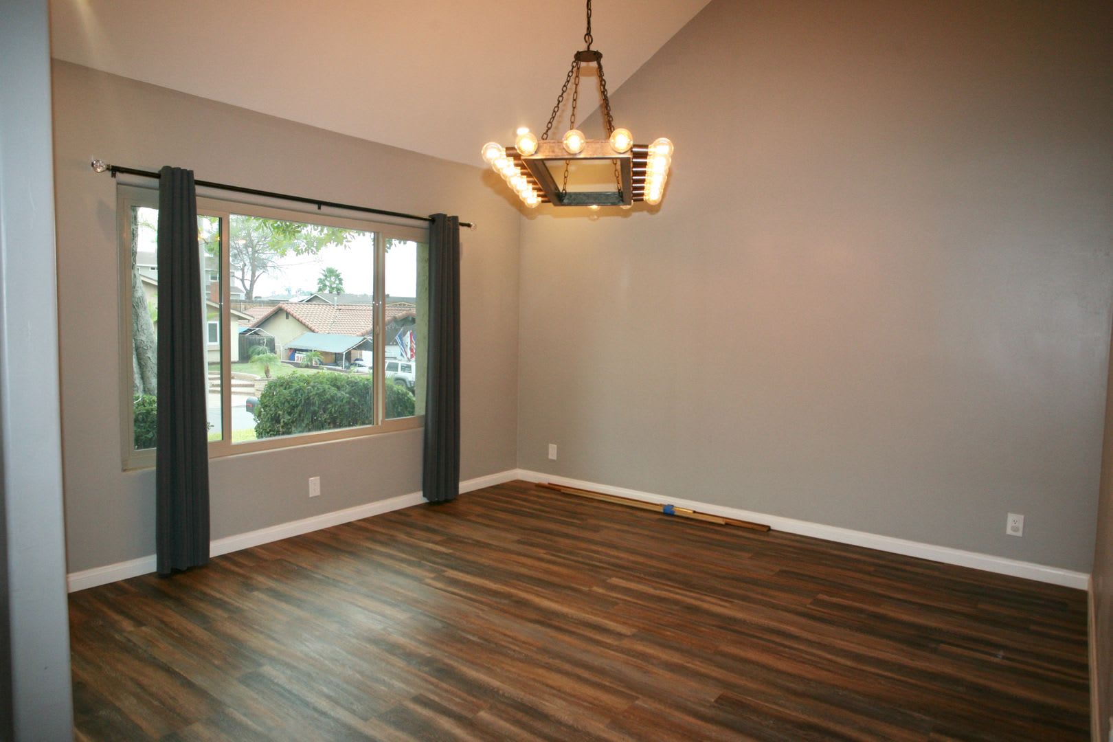 Available Now! 3br 2 1/2Ba in a Great Family Neighborhood Solar – photo 2