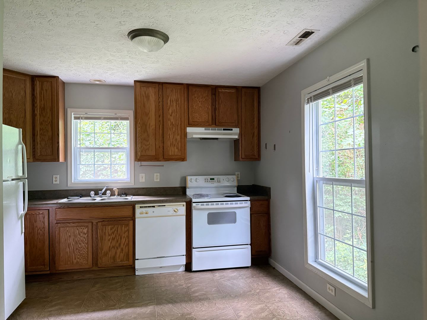 2-Bedroom Duplex Minutes from Downtown Black Mountain – photo 5