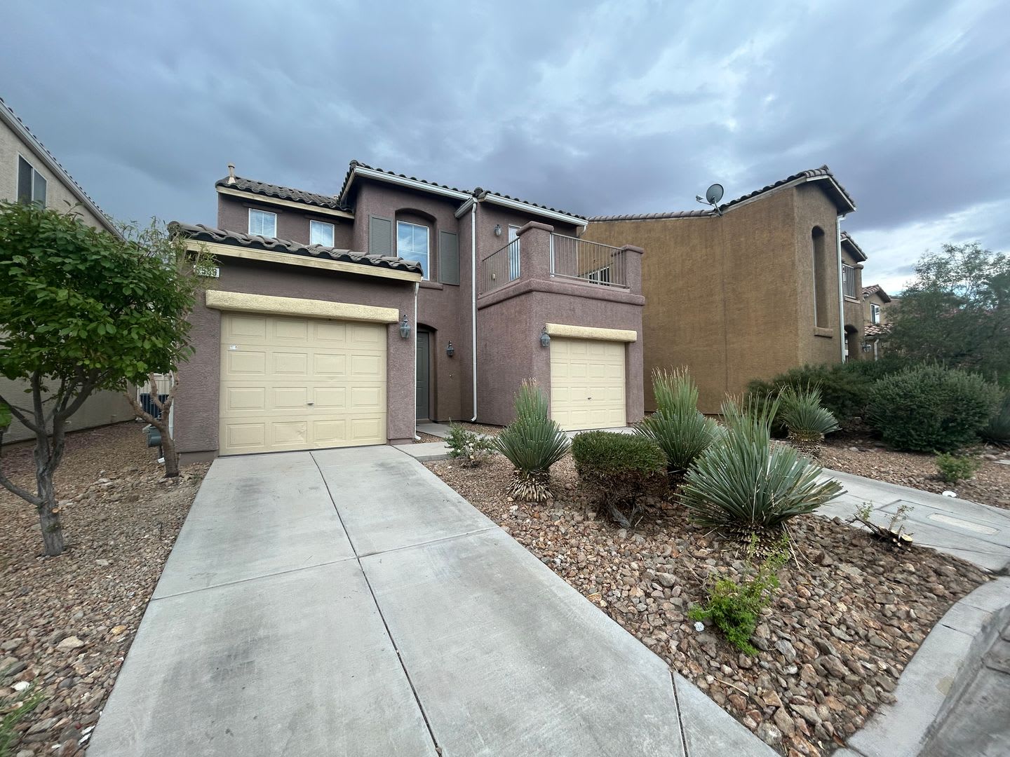 Southwest single family home with split garages – photo 3