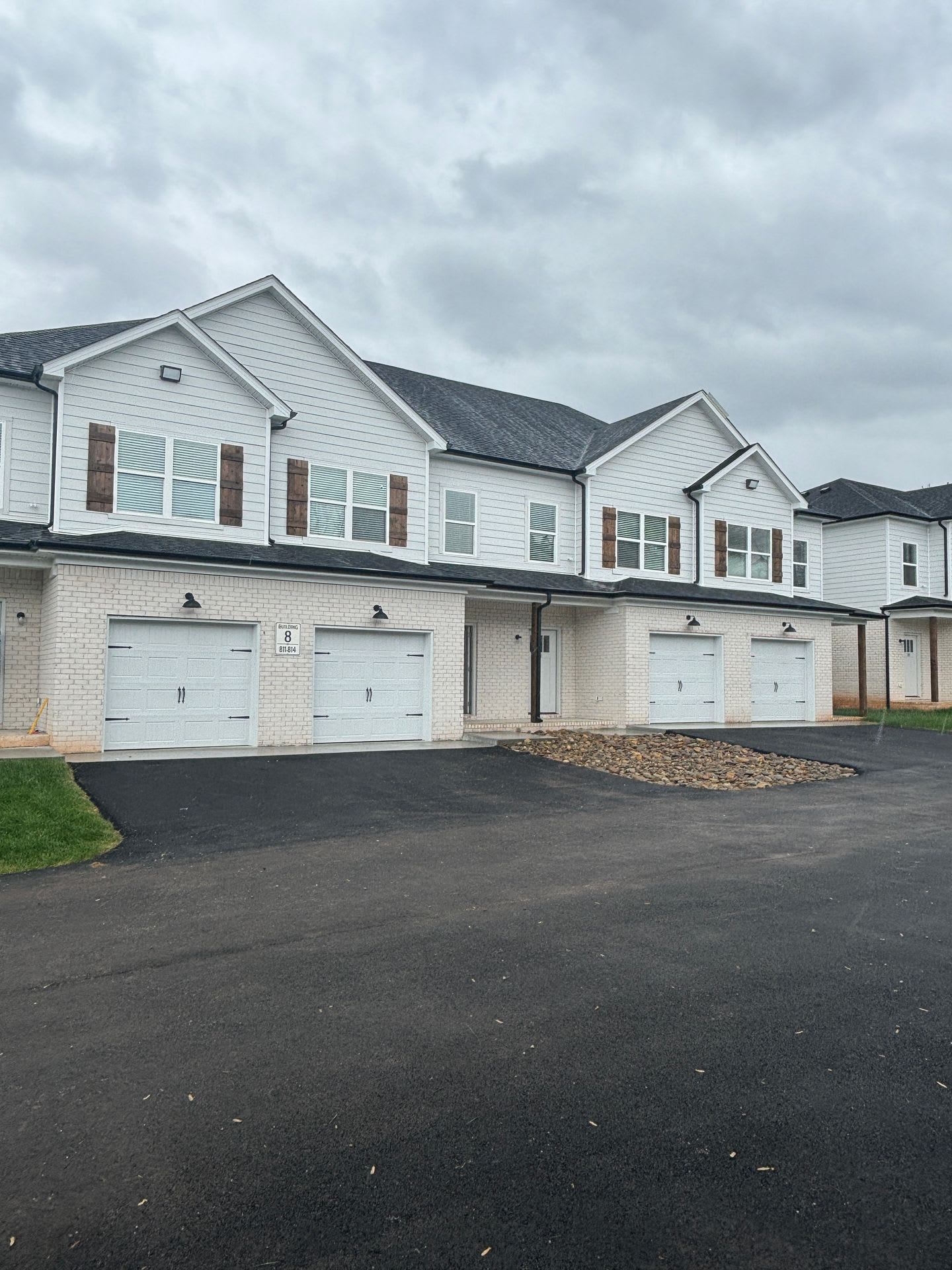 2 Bed/2.5 Bath Townhome with Garage (Trash Included) – photo 3