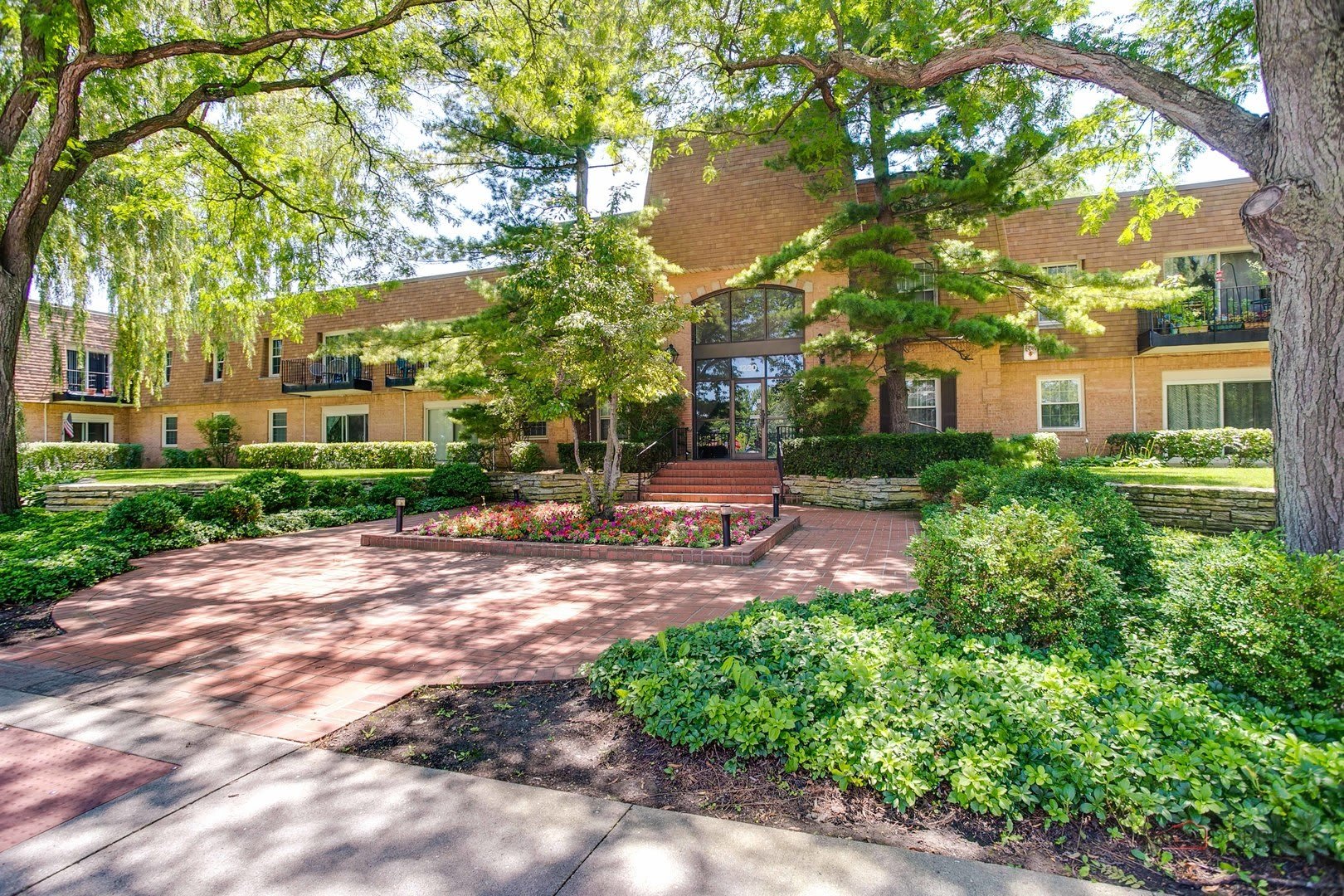 1220 Park Avenue W – photo 2